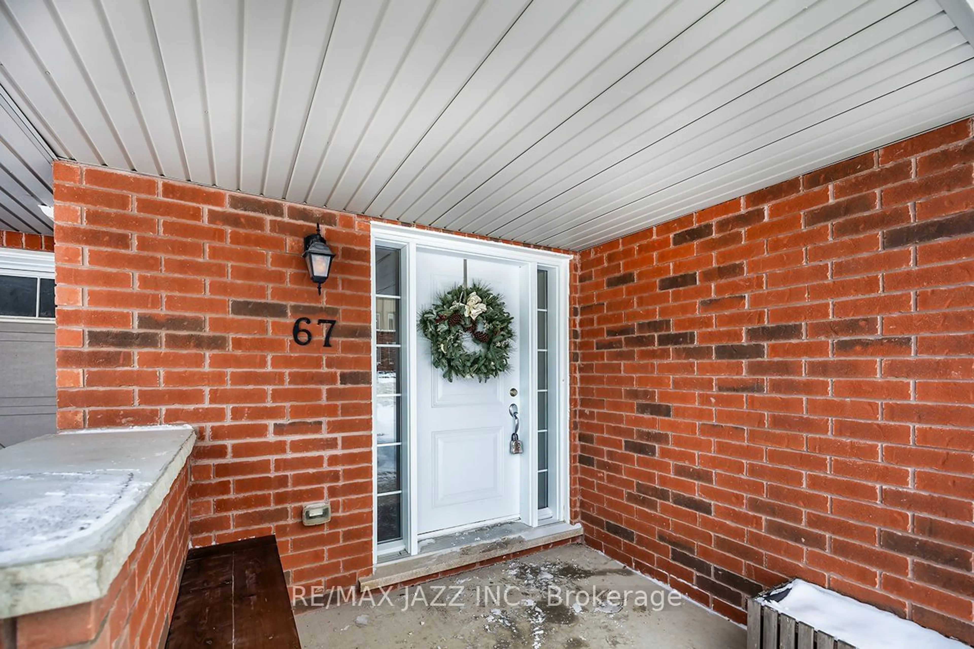 Indoor entryway for 67 Far North Crt, Oshawa Ontario L1L 0J5