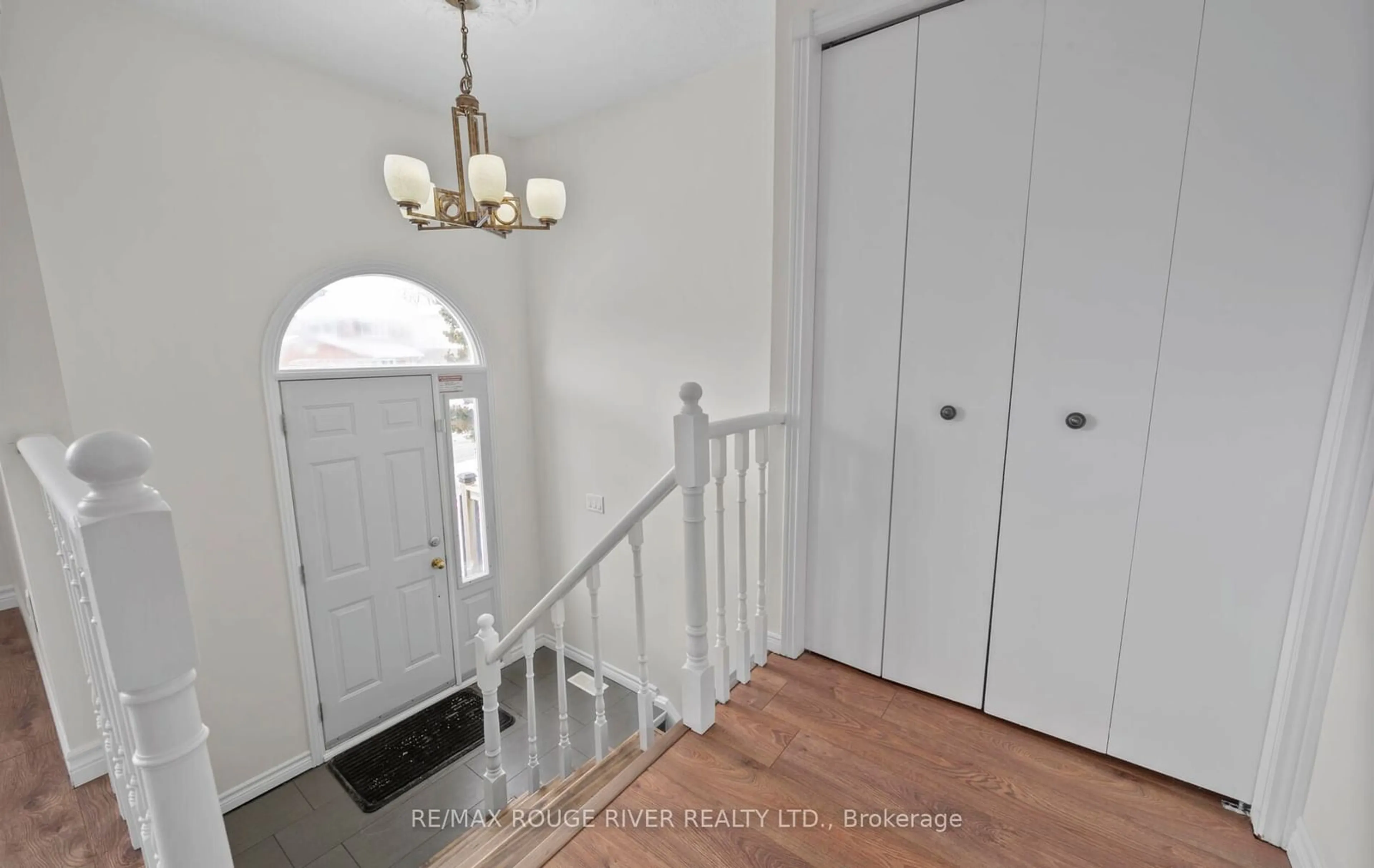 Indoor entryway for 210 Overbank Dr, Oshawa Ontario L1J 7W9