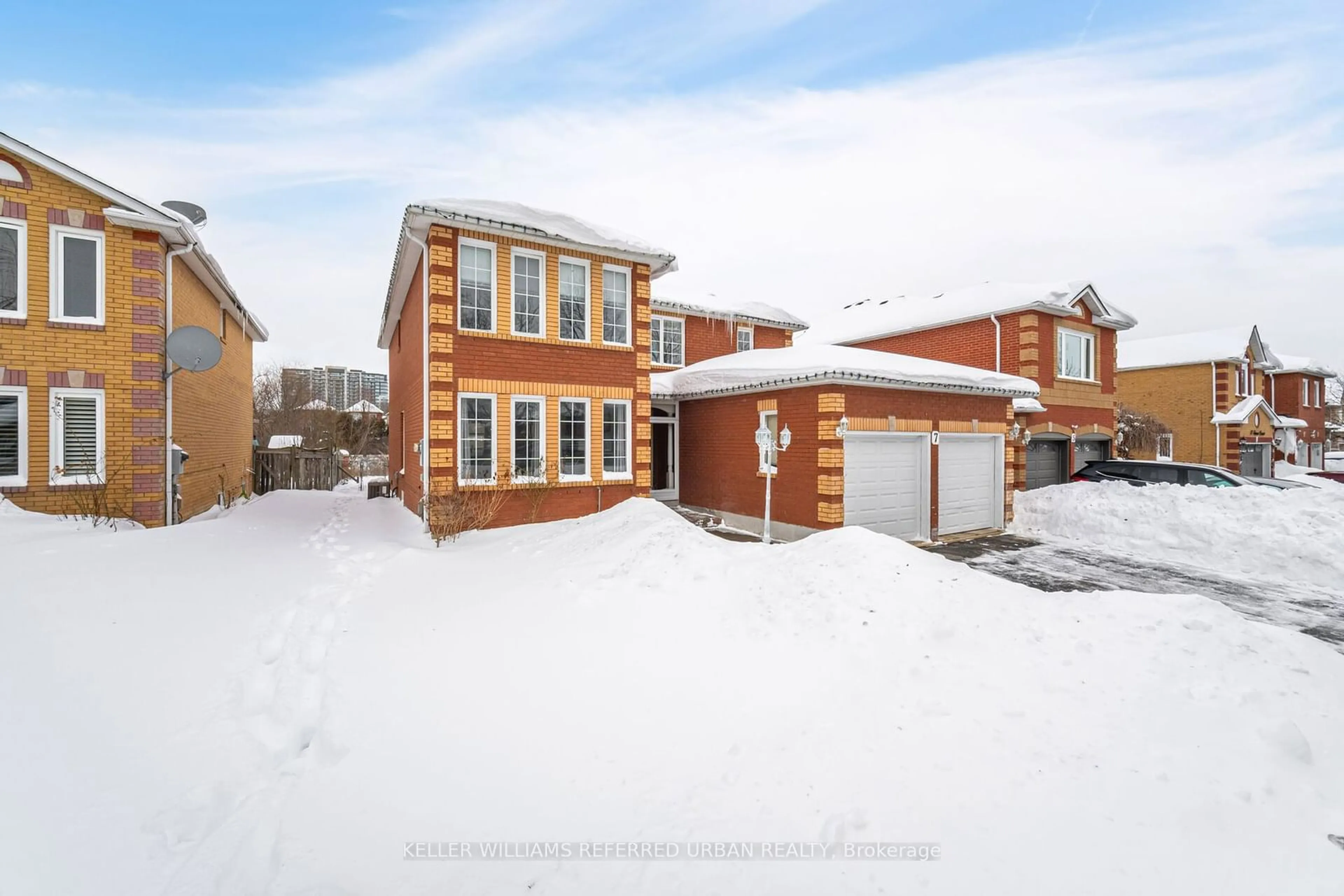 A pic from outside/outdoor area/front of a property/back of a property/a pic from drone, street for 7 Holmes Cres, Ajax Ontario L1T 3R6