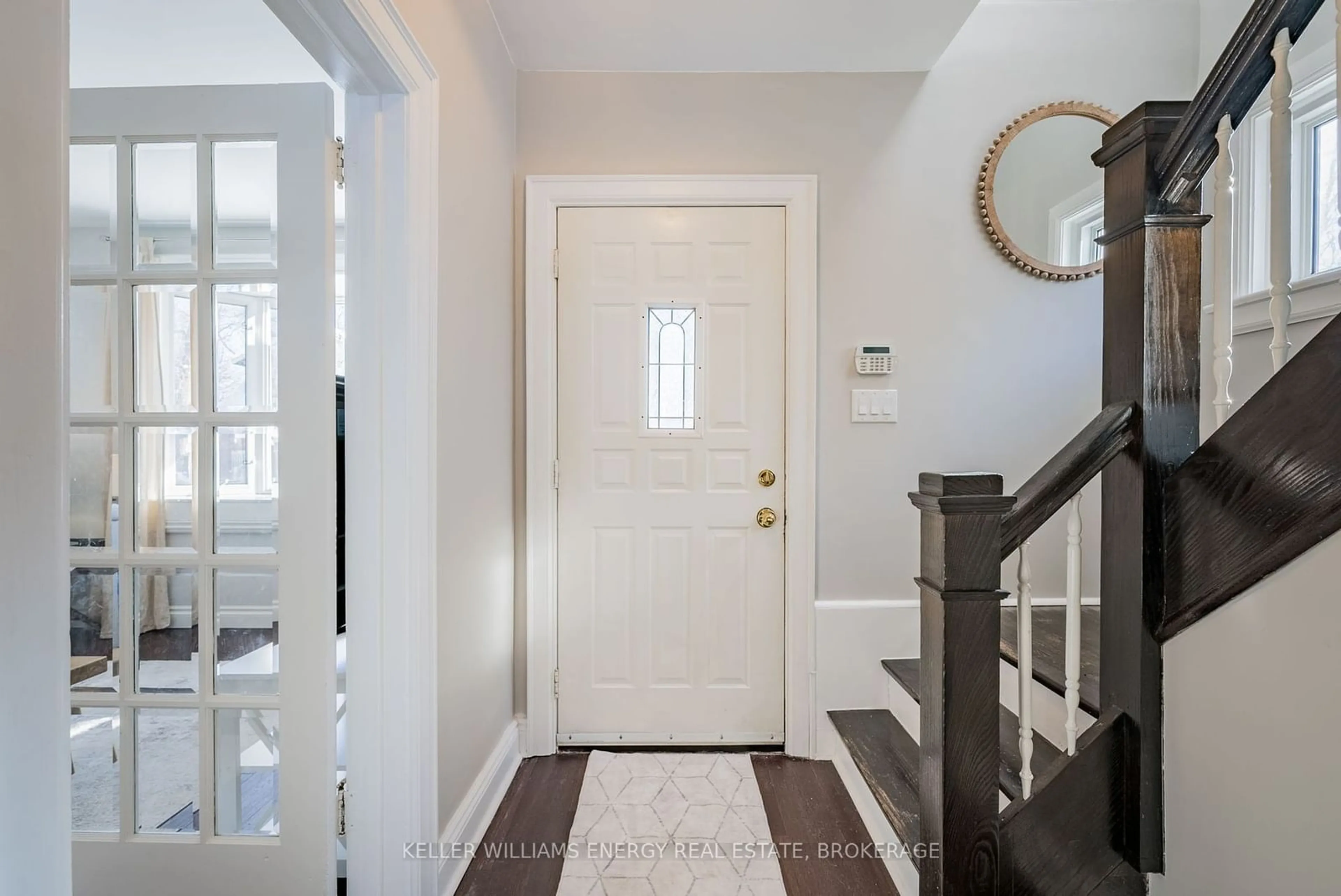 Indoor entryway for 92 Oshawa Blvd, Oshawa Ontario L1H 5R2