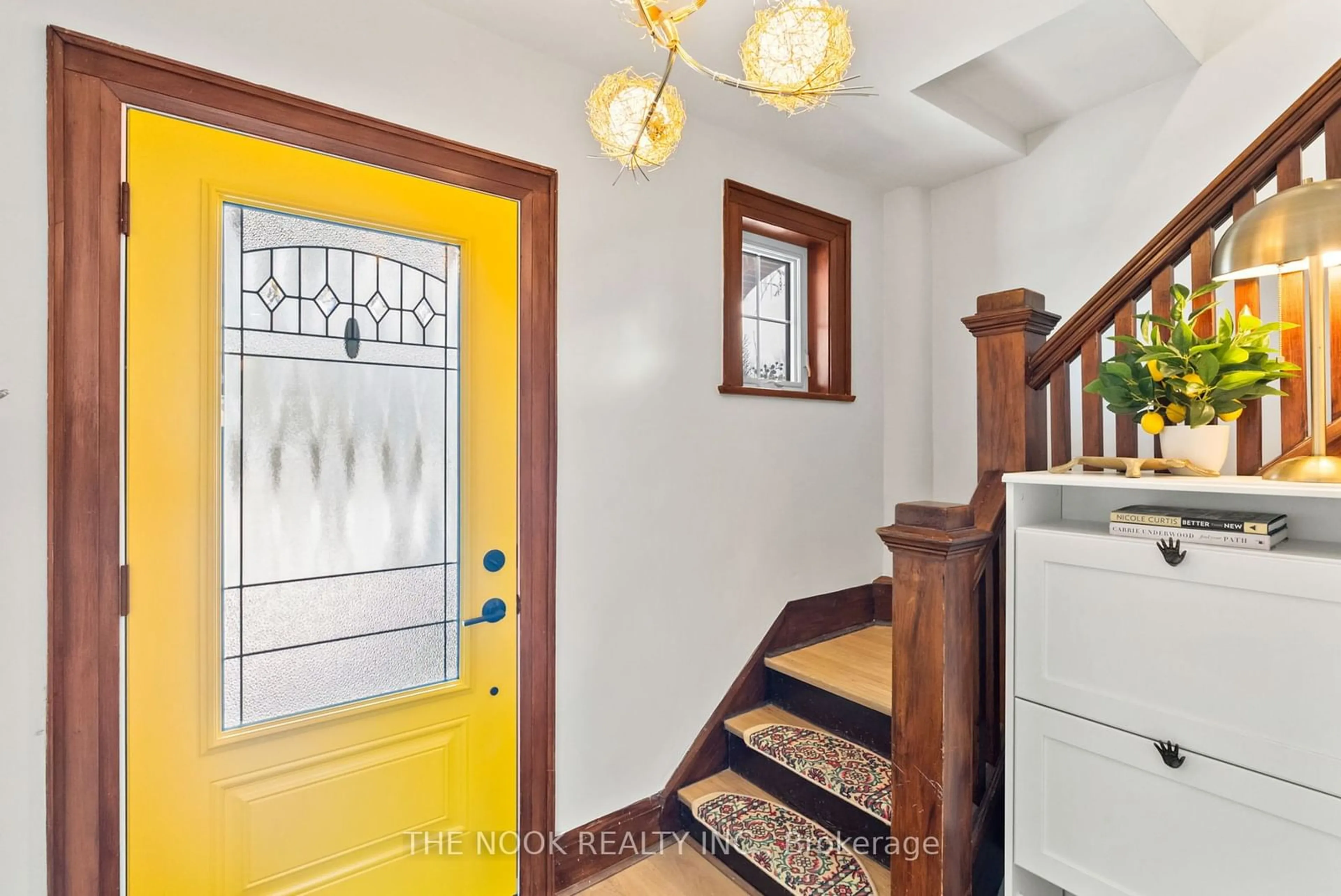 Indoor entryway for 378 Jarvis St, Oshawa Ontario L1G 5L2