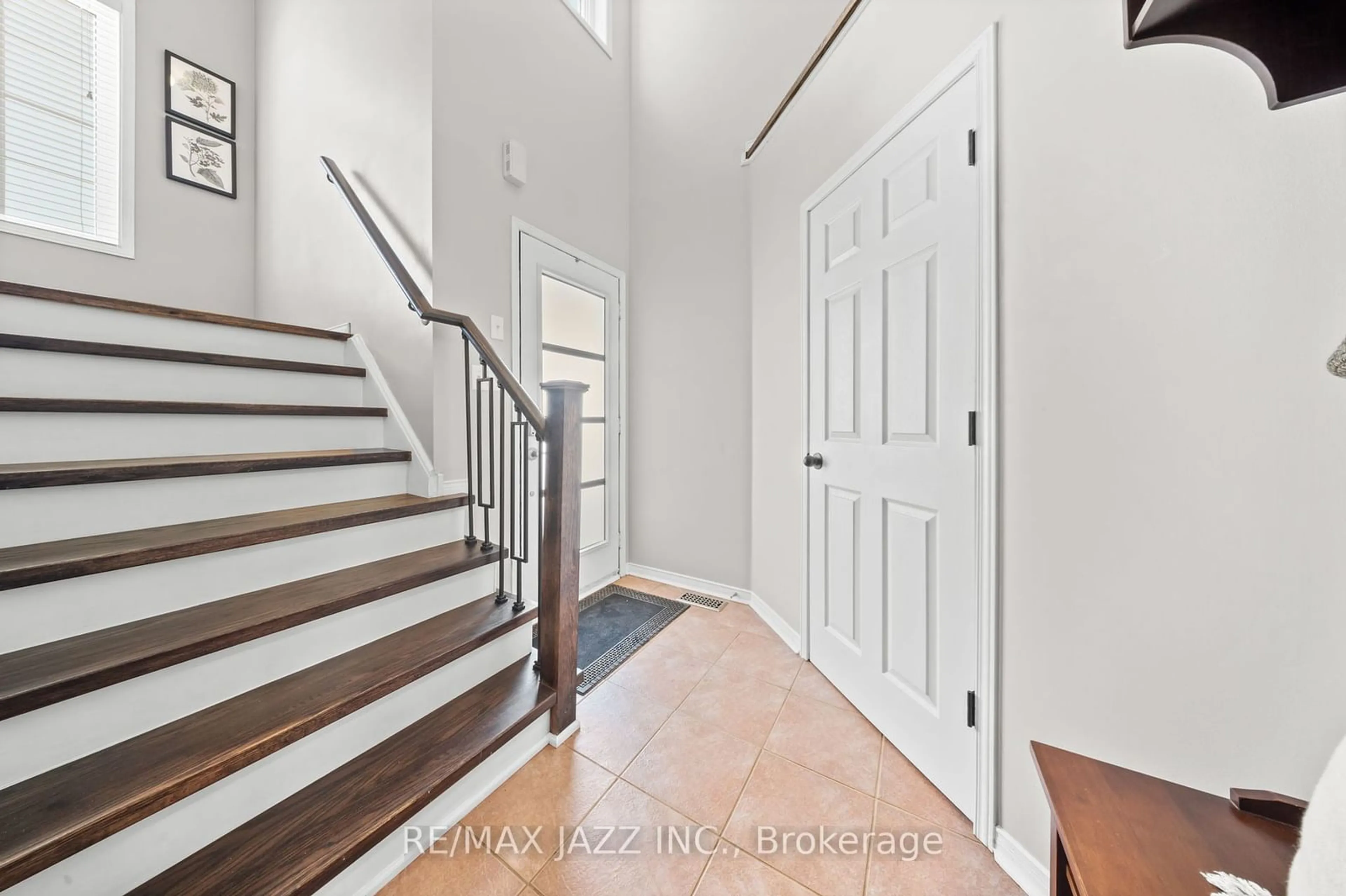 Indoor entryway for 136 Dodds Sq, Clarington Ontario L1C 5N2