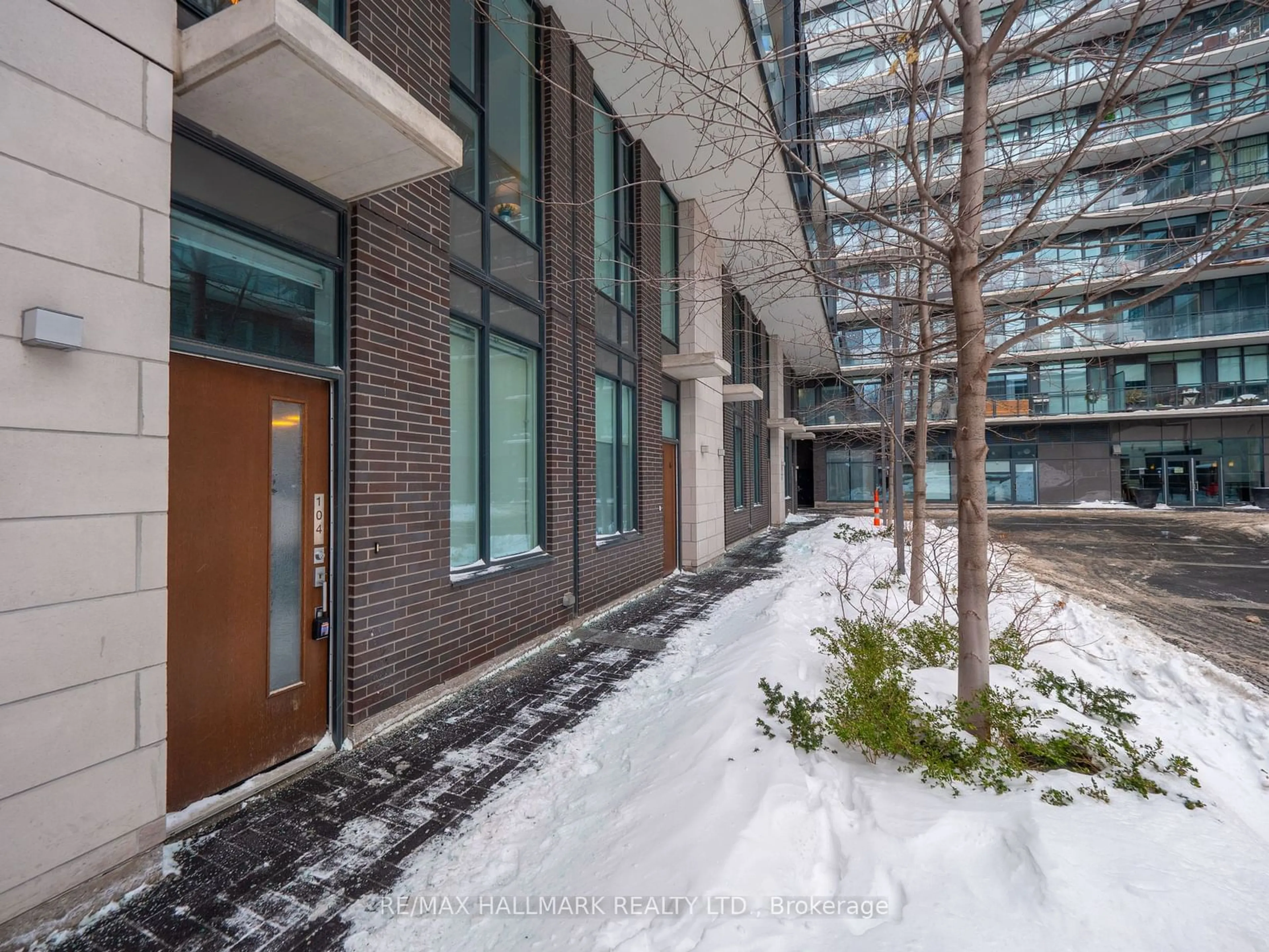 Indoor foyer for 1190 Dundas St #104, Toronto Ontario M4M 1S3