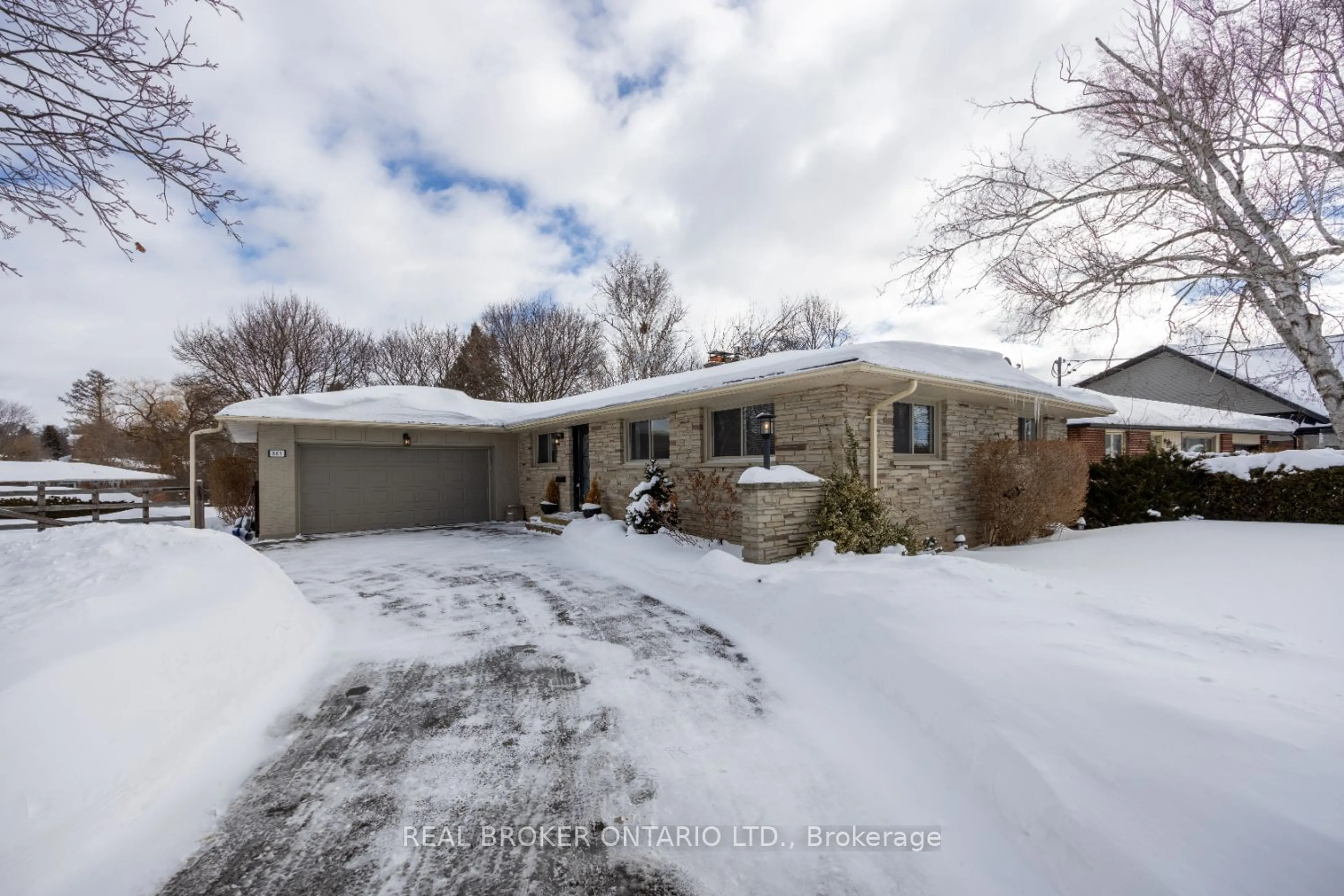 A pic from outside/outdoor area/front of a property/back of a property/a pic from drone, street for 883 Walnut Crt, Oshawa Ontario L1H 2H8