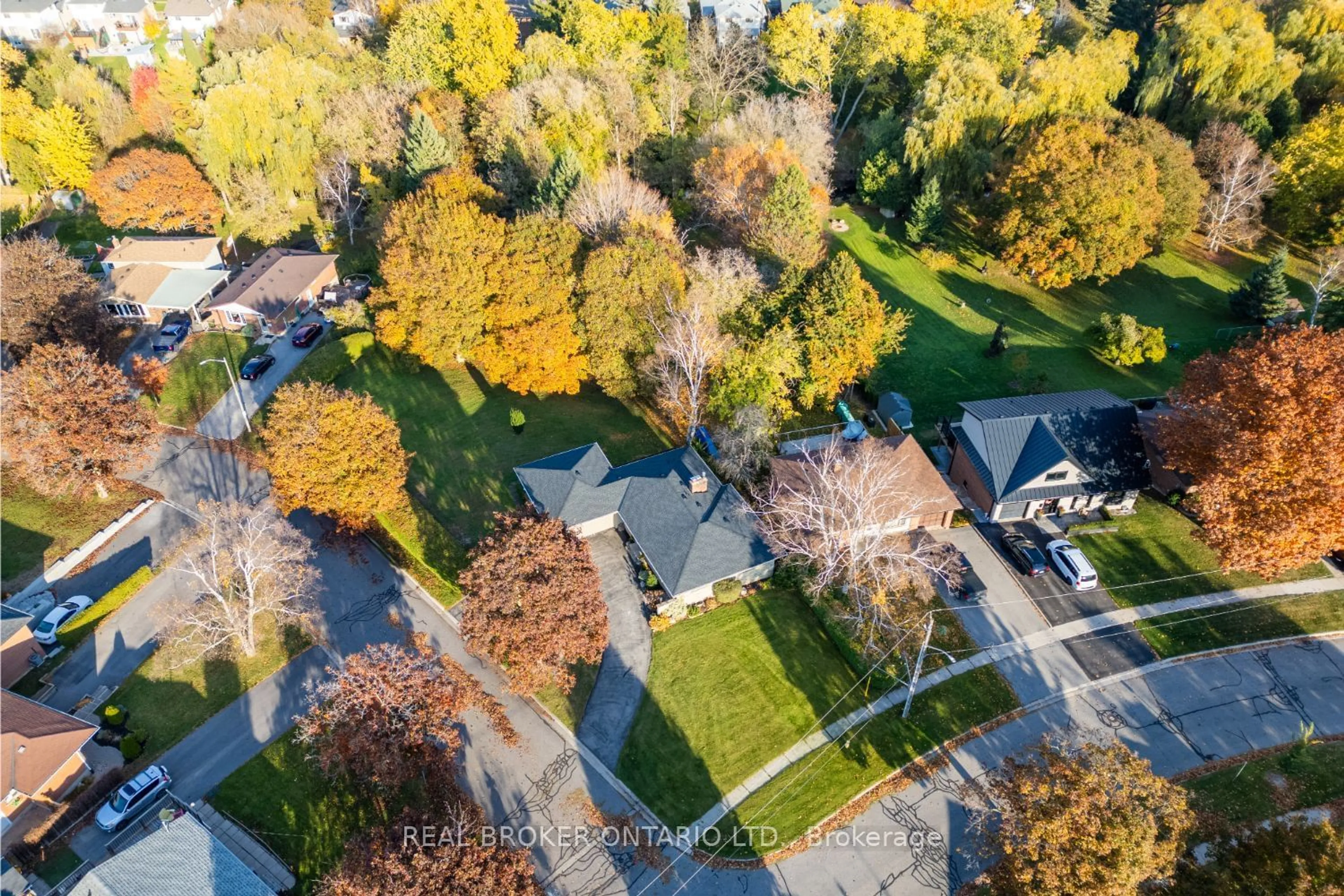 A pic from outside/outdoor area/front of a property/back of a property/a pic from drone, street for 883 Walnut Crt, Oshawa Ontario L1H 2H8