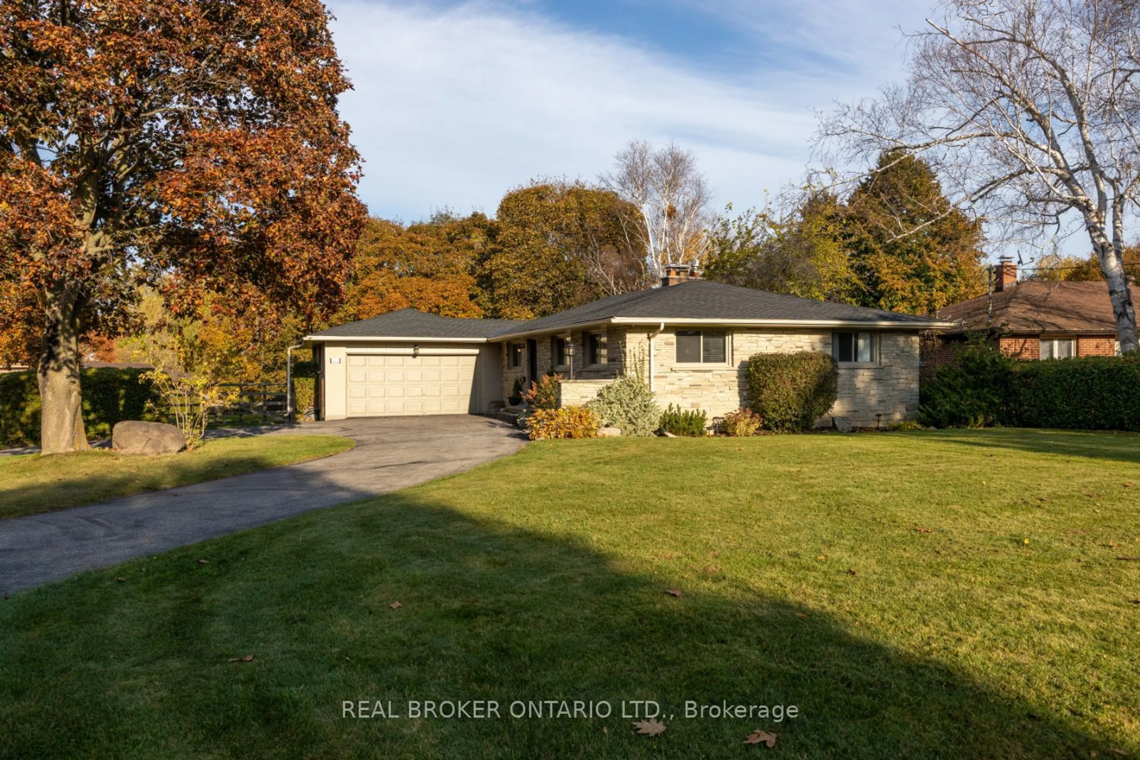 A pic from outside/outdoor area/front of a property/back of a property/a pic from drone, water/lake/river/ocean view for 883 Walnut Crt, Oshawa Ontario L1H 2H8