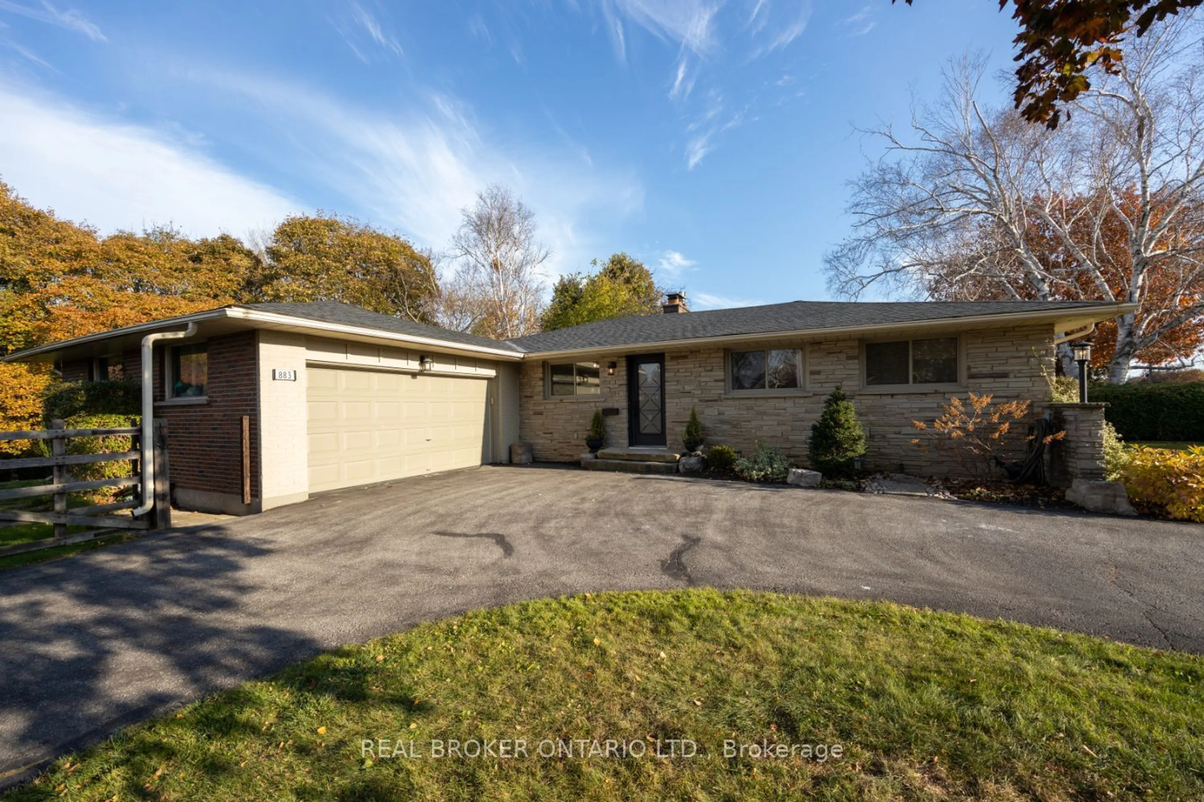 A pic from outside/outdoor area/front of a property/back of a property/a pic from drone, street for 883 Walnut Crt, Oshawa Ontario L1H 2H8