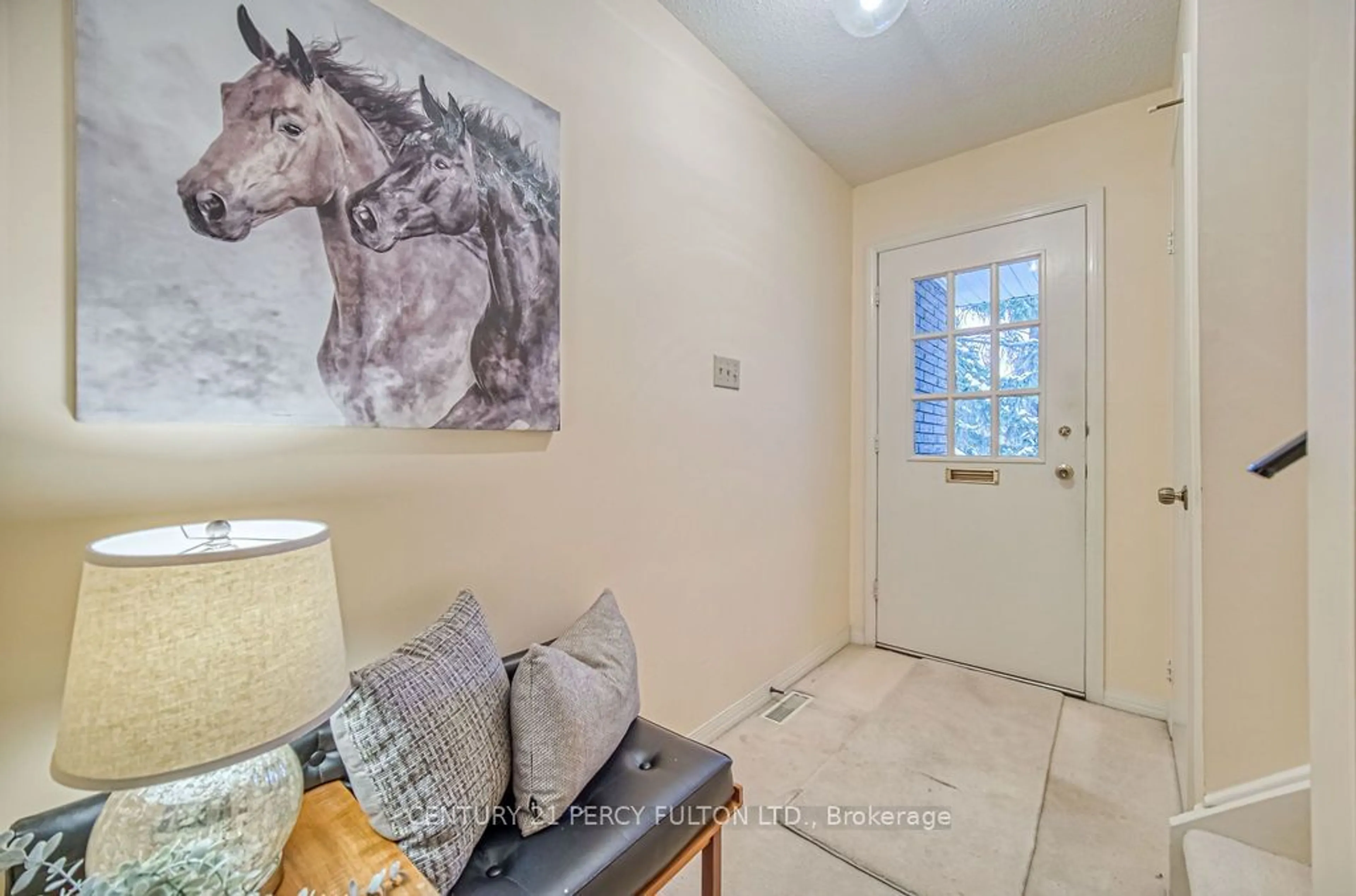 Indoor entryway for 626 Creekview Circ, Pickering Ontario L1W 2Z8