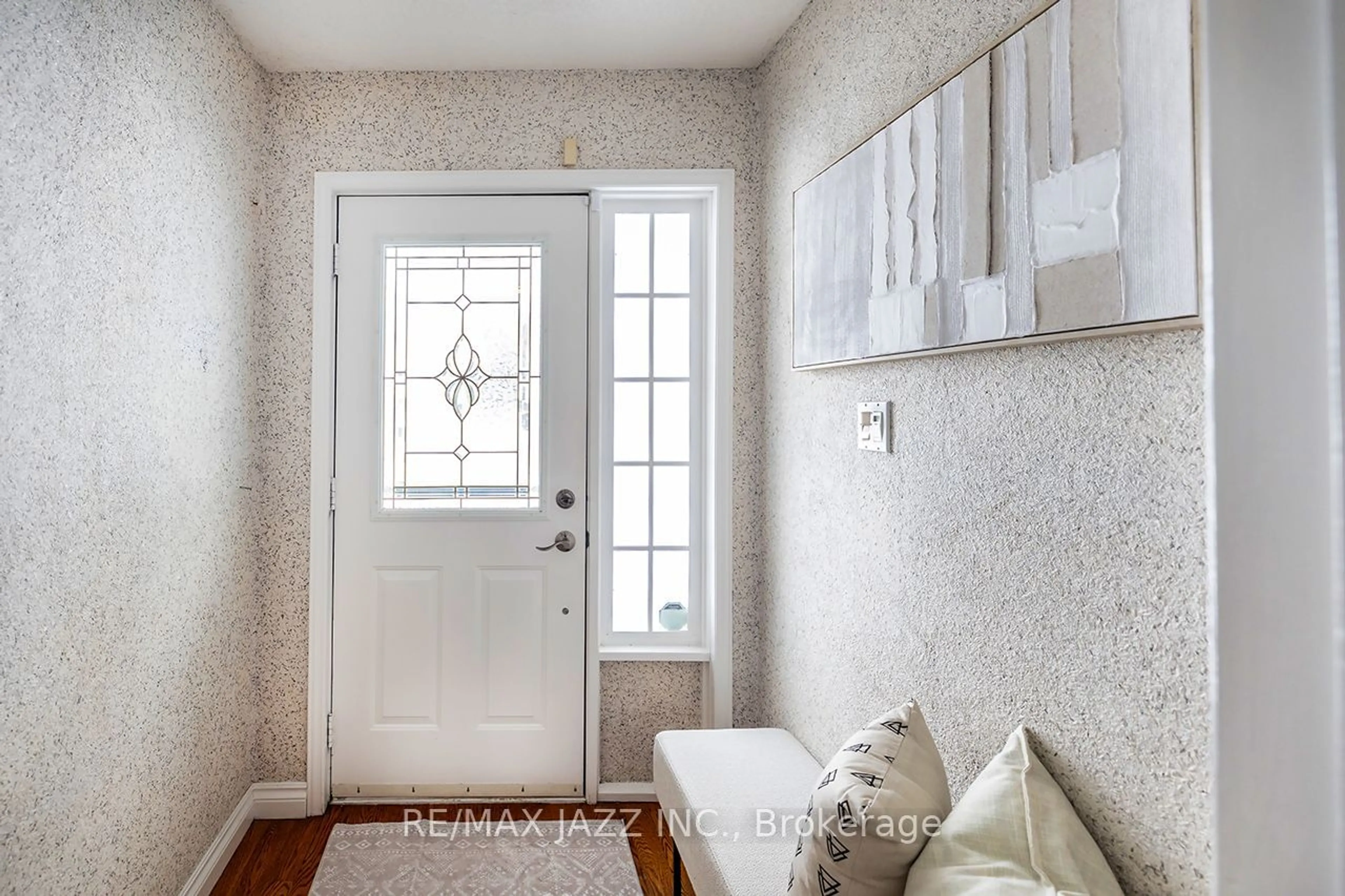 Indoor entryway for 420 Prestwick Crt, Oshawa Ontario L1J 7R4