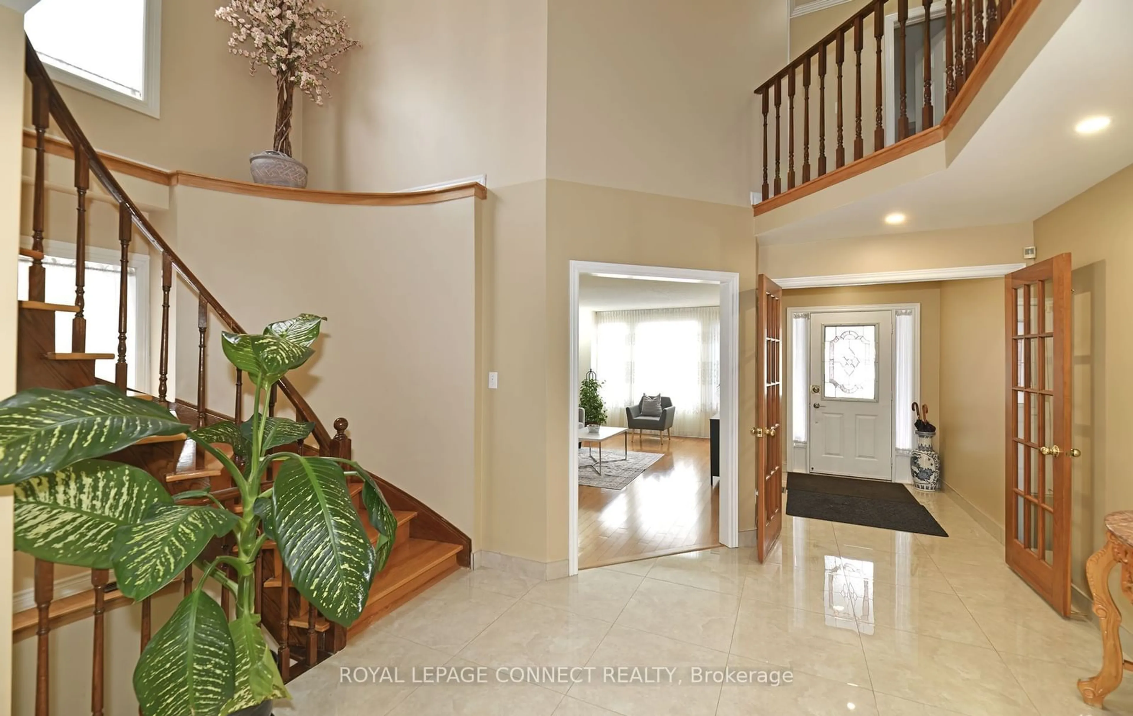 Indoor foyer for 3785 Ellesmere Rd, Toronto Ontario M1C 1H8