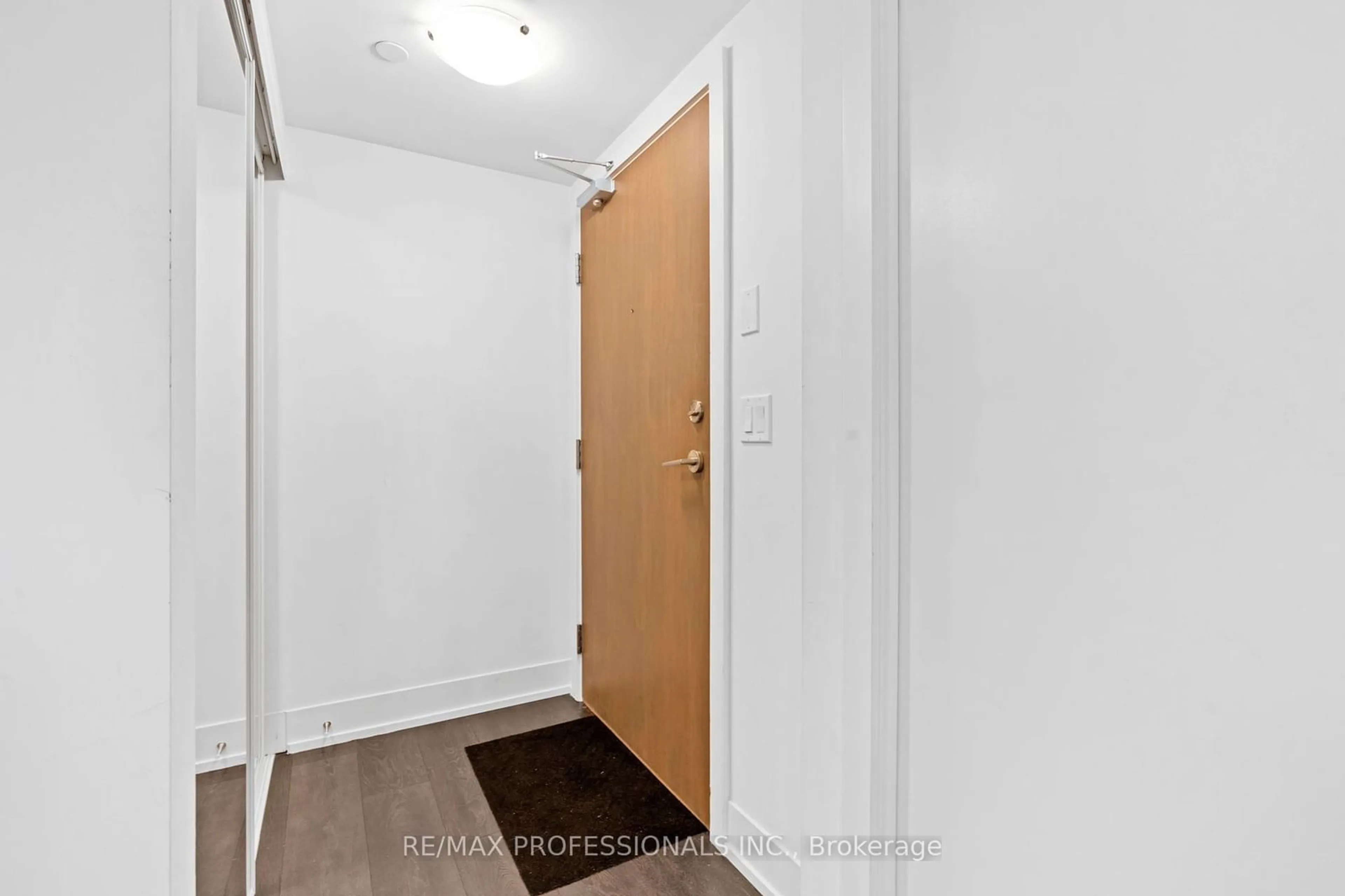 Indoor foyer for 1255 Bayly St #305, Pickering Ontario L1W 0B6