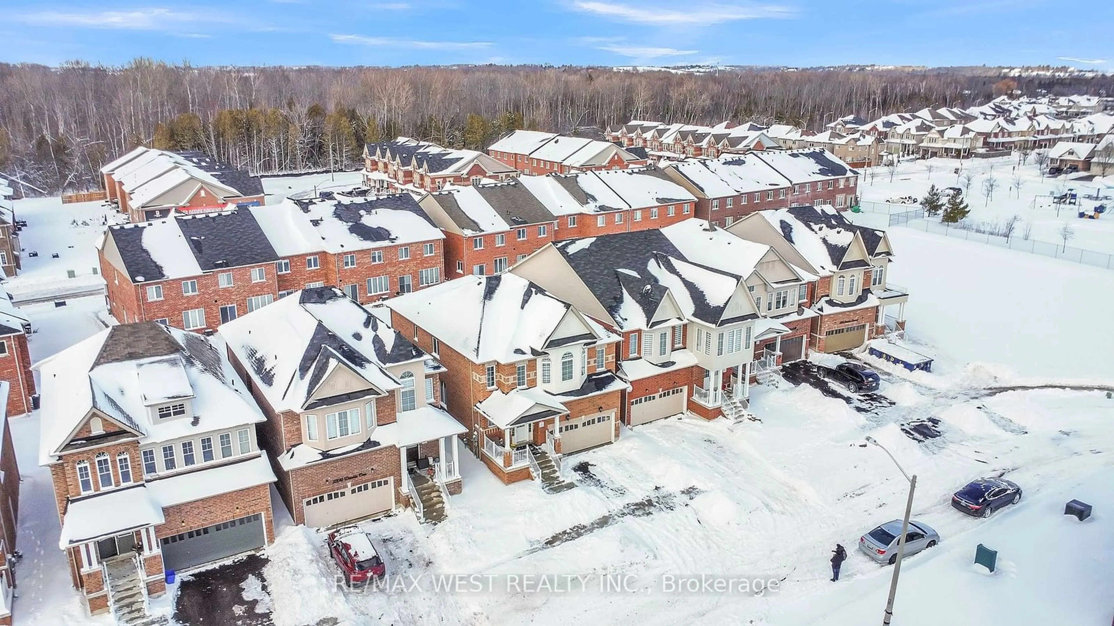 A pic from outside/outdoor area/front of a property/back of a property/a pic from drone, street for 1207 Drinkle Cres, Oshawa Ontario L1K 3G8