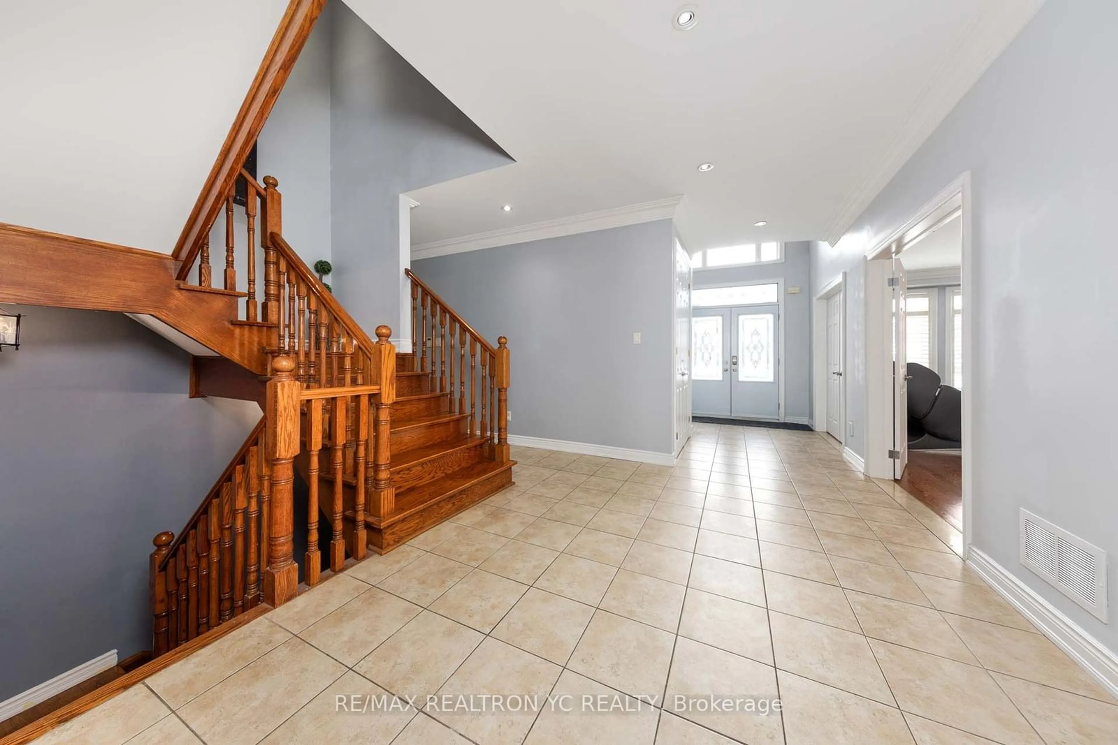 Indoor entryway for 19 Wadena Crt, Toronto Ontario M1M 0A1