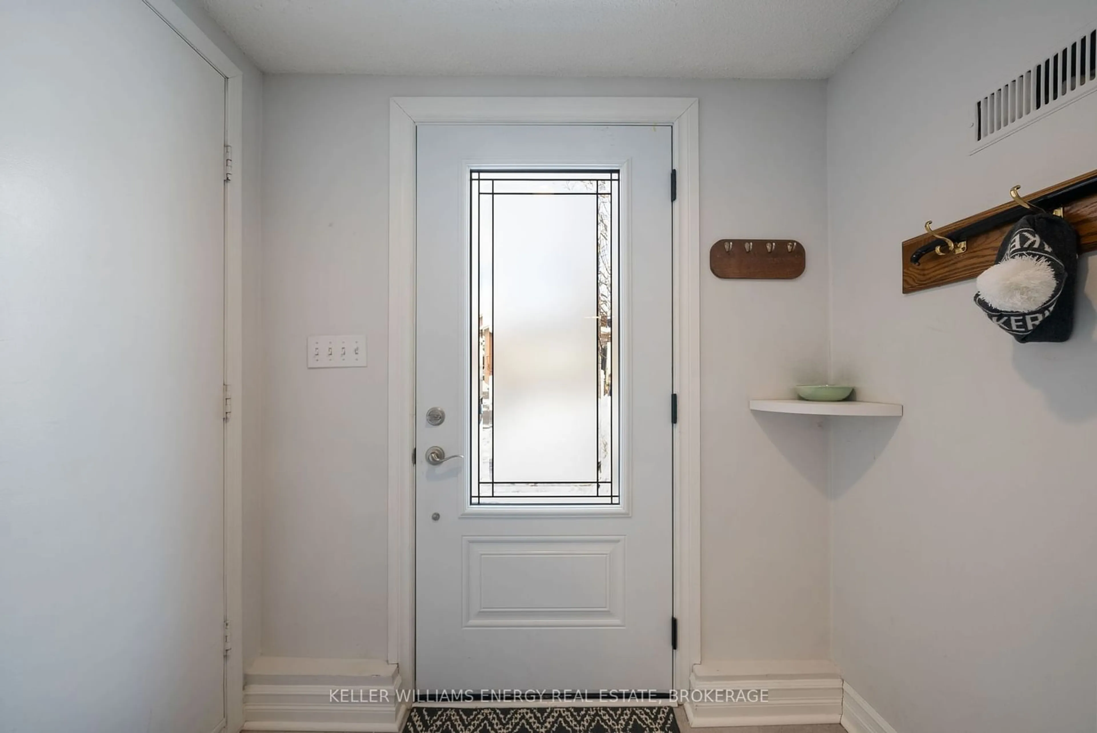 Indoor entryway for 37 Limestone Cres, Whitby Ontario L1N 8P1