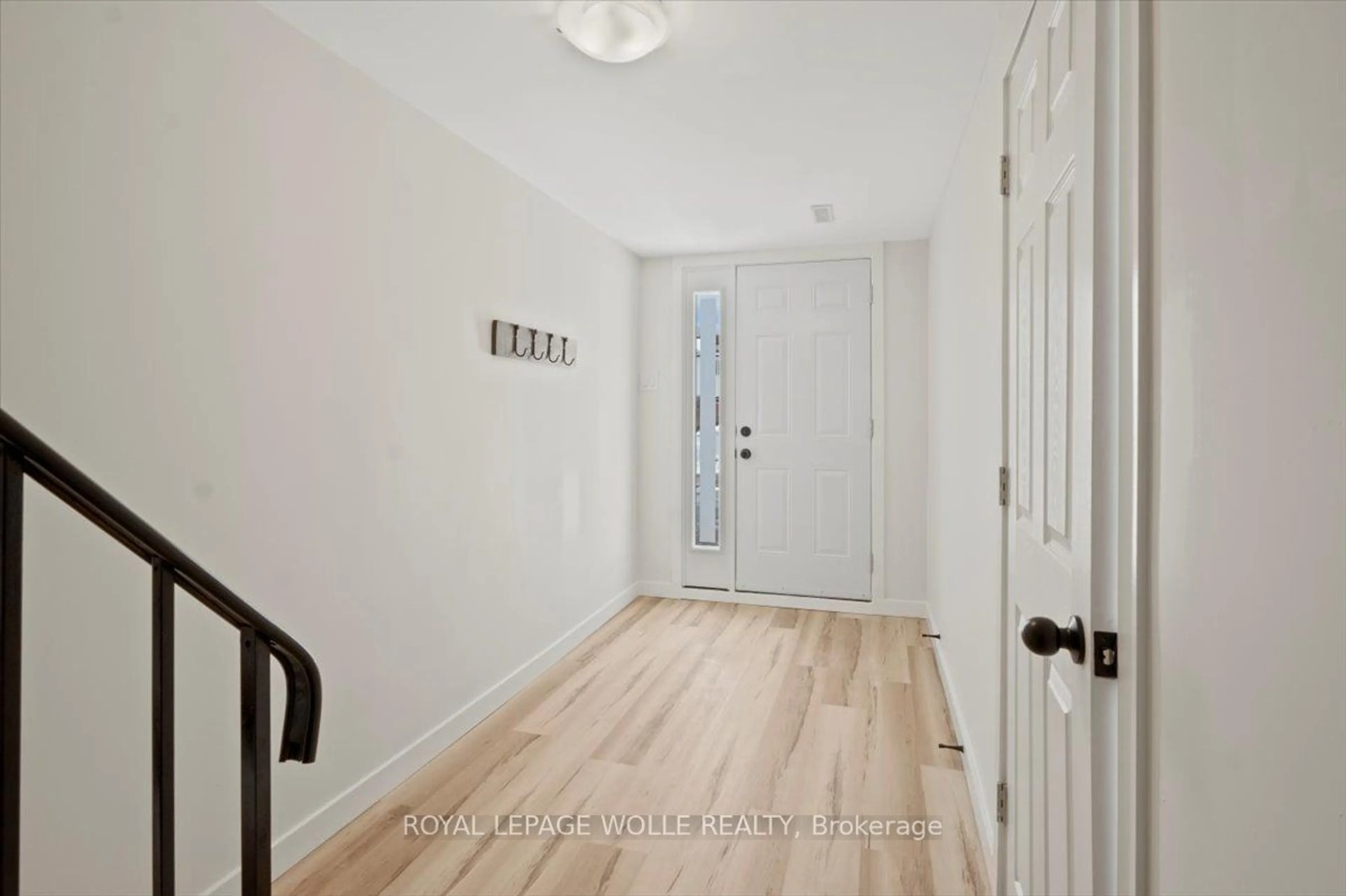 Indoor entryway for 977 Southport Dr, Oshawa Ontario L1H 8A2