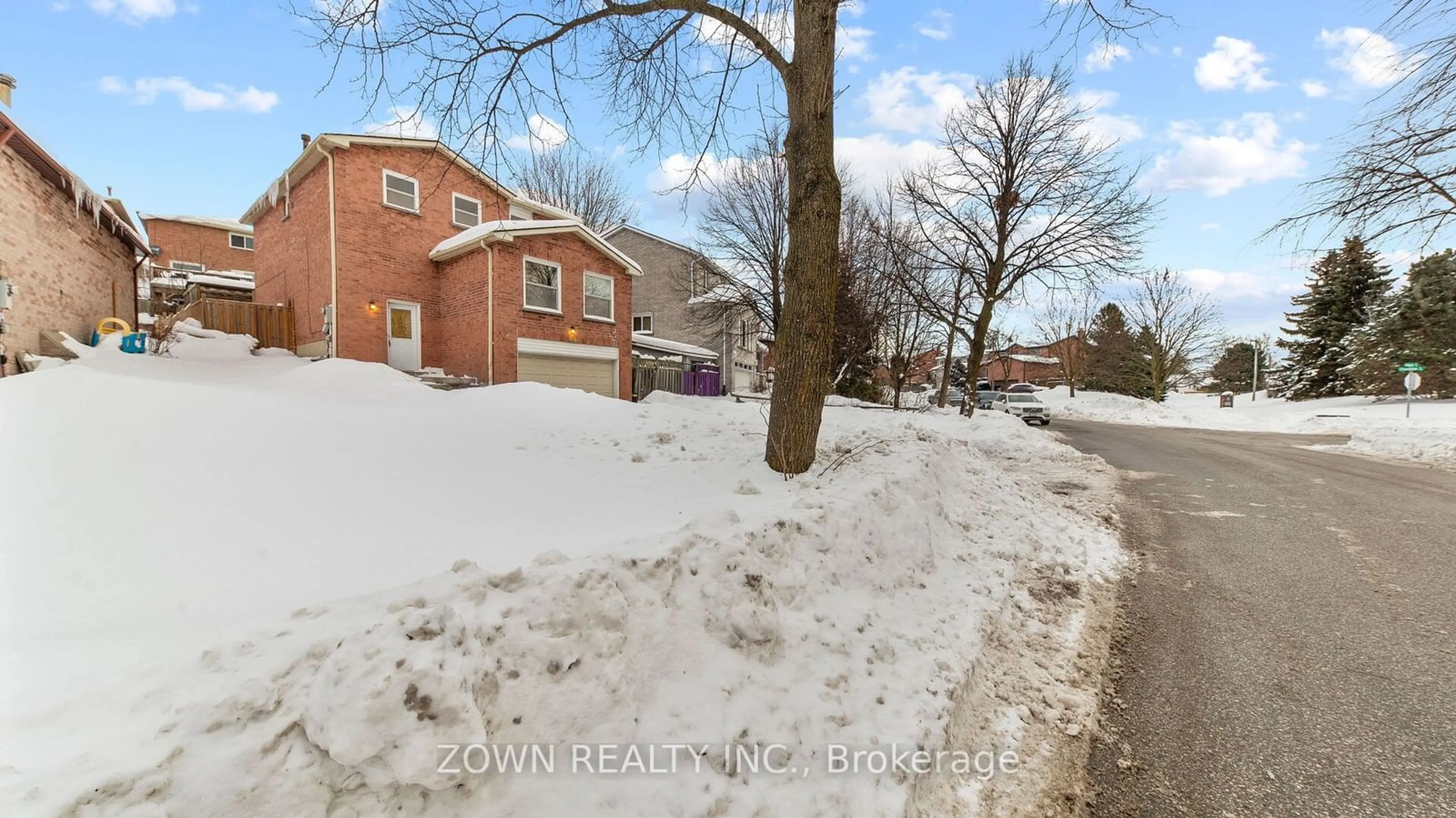 A pic from outside/outdoor area/front of a property/back of a property/a pic from drone, street for 44 Adams Dr, Ajax Ontario L1S 5W5