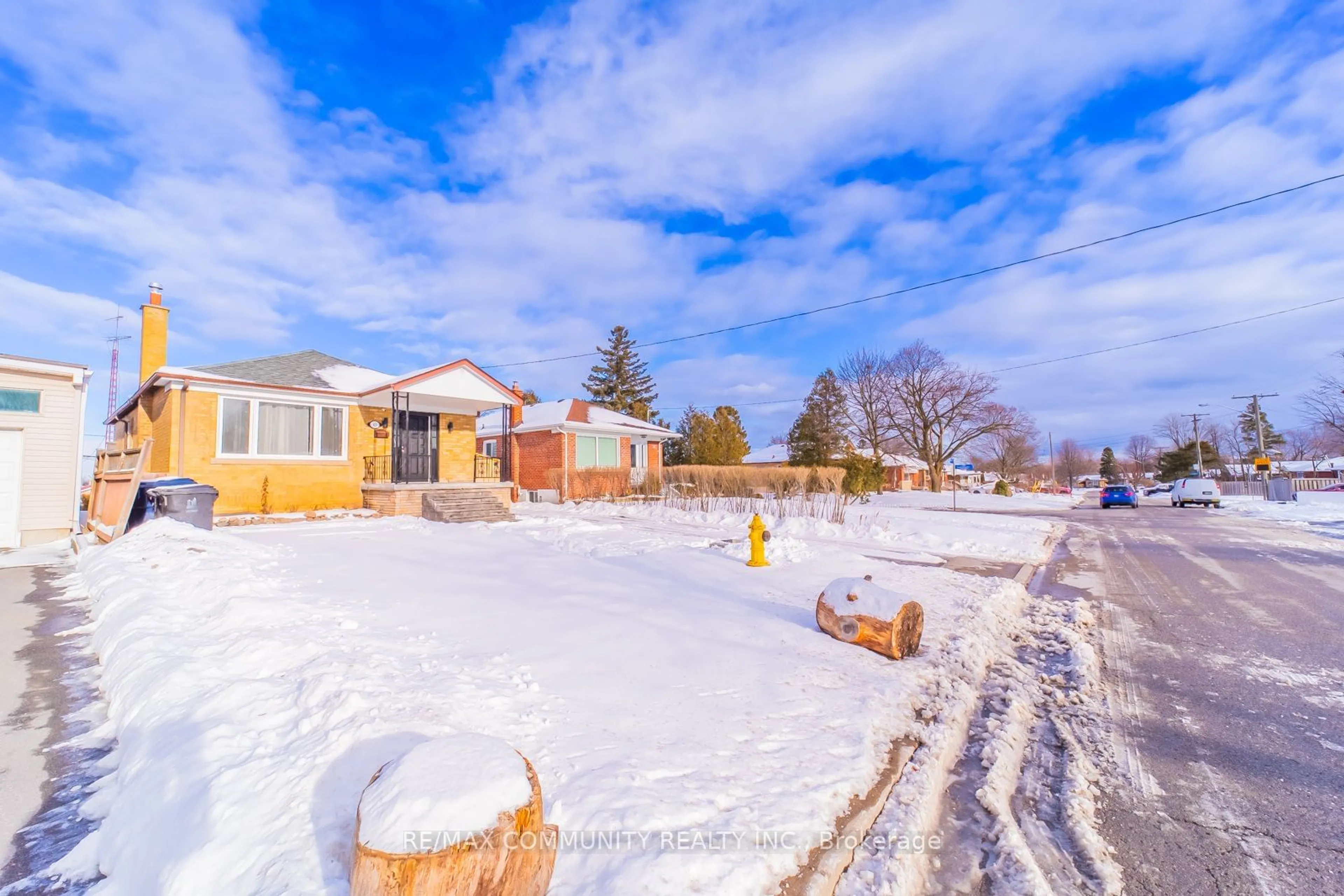 A pic from outside/outdoor area/front of a property/back of a property/a pic from drone, street for 45 Barrymore Rd, Toronto Ontario M1J 1W4