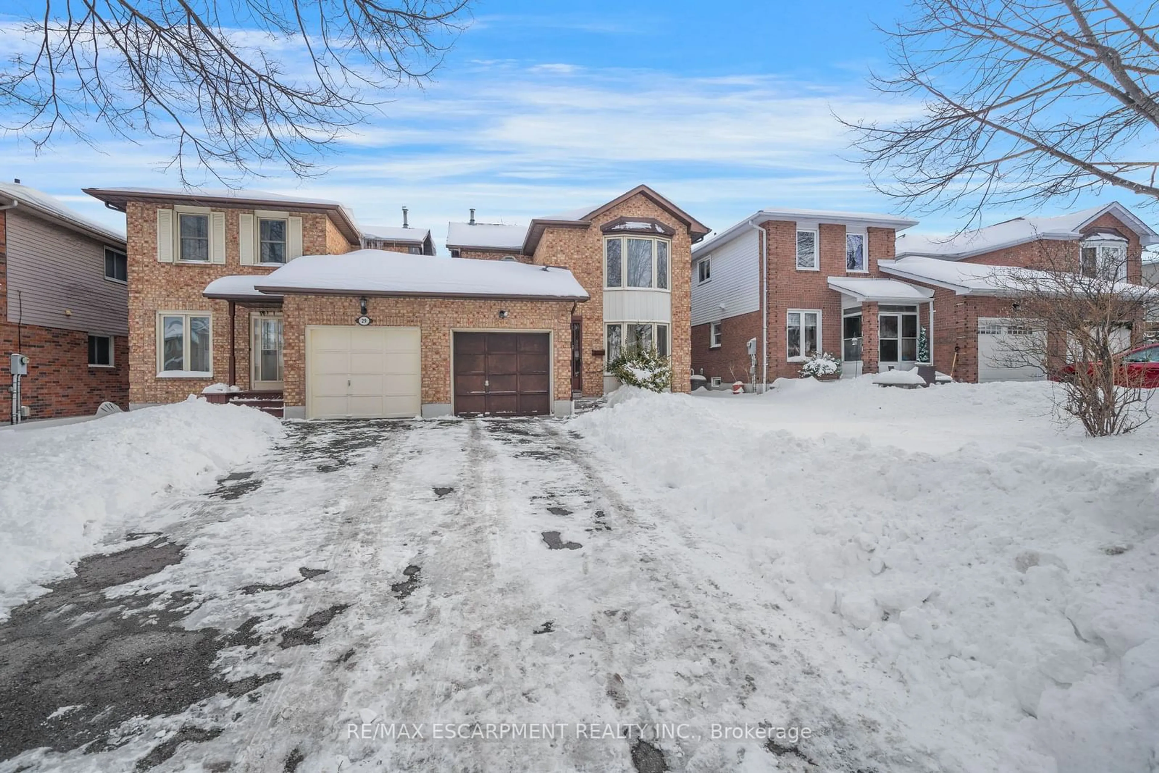 A pic from outside/outdoor area/front of a property/back of a property/a pic from drone, street for 31 Hewitt Cres, Ajax Ontario L1S 7A5