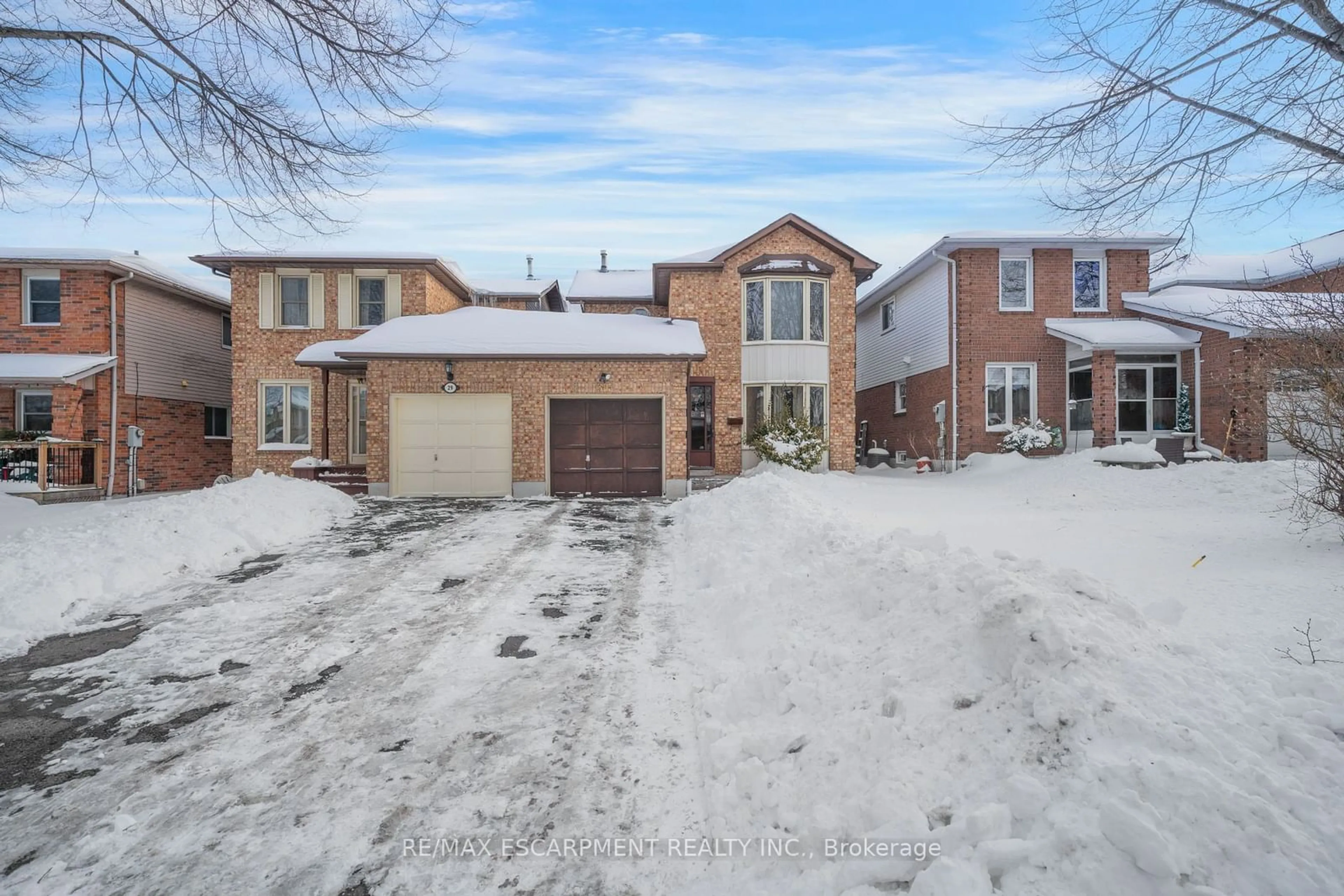 A pic from outside/outdoor area/front of a property/back of a property/a pic from drone, street for 31 Hewitt Cres, Ajax Ontario L1S 7A5