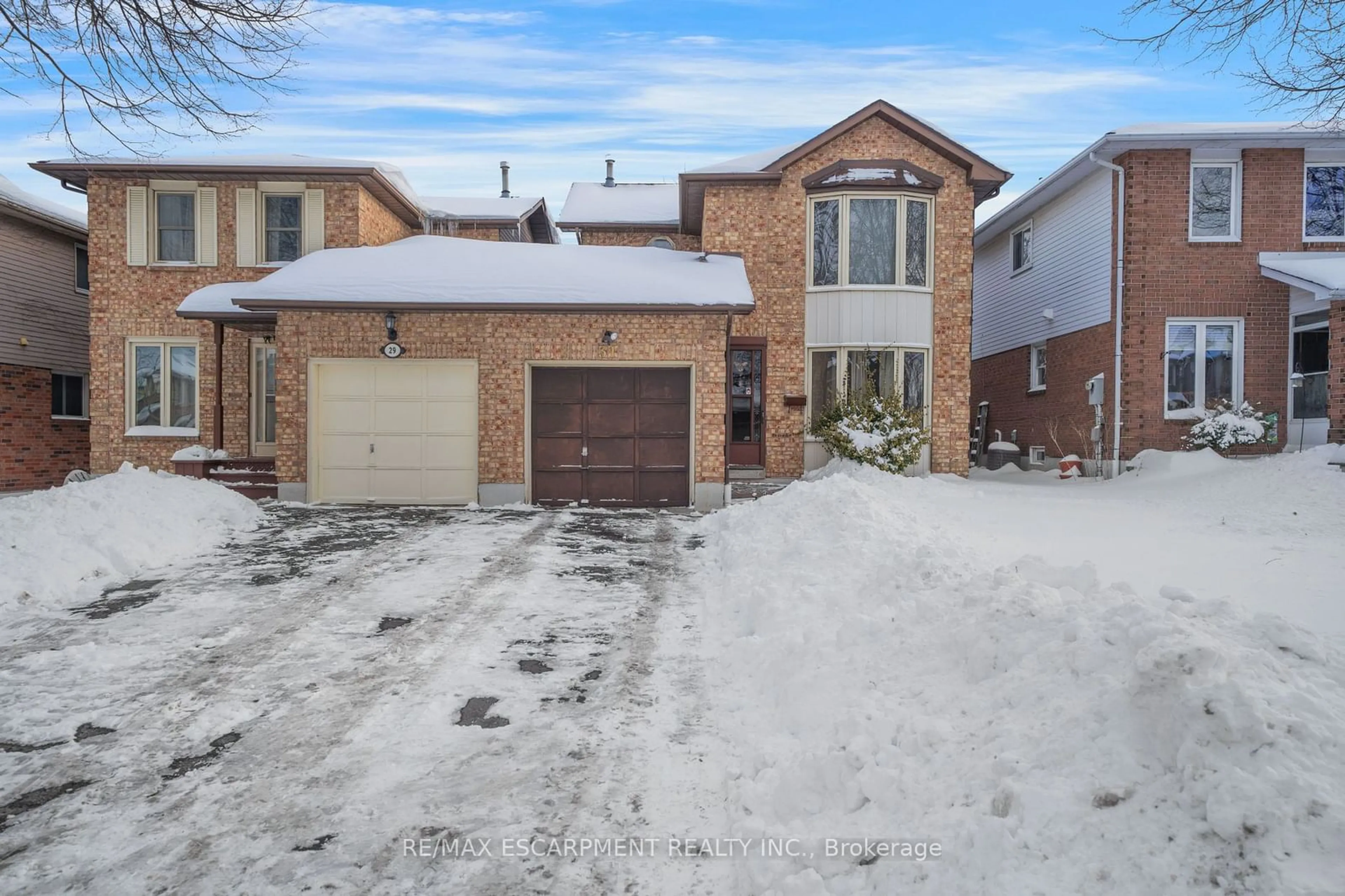 A pic from outside/outdoor area/front of a property/back of a property/a pic from drone, street for 31 Hewitt Cres, Ajax Ontario L1S 7A5