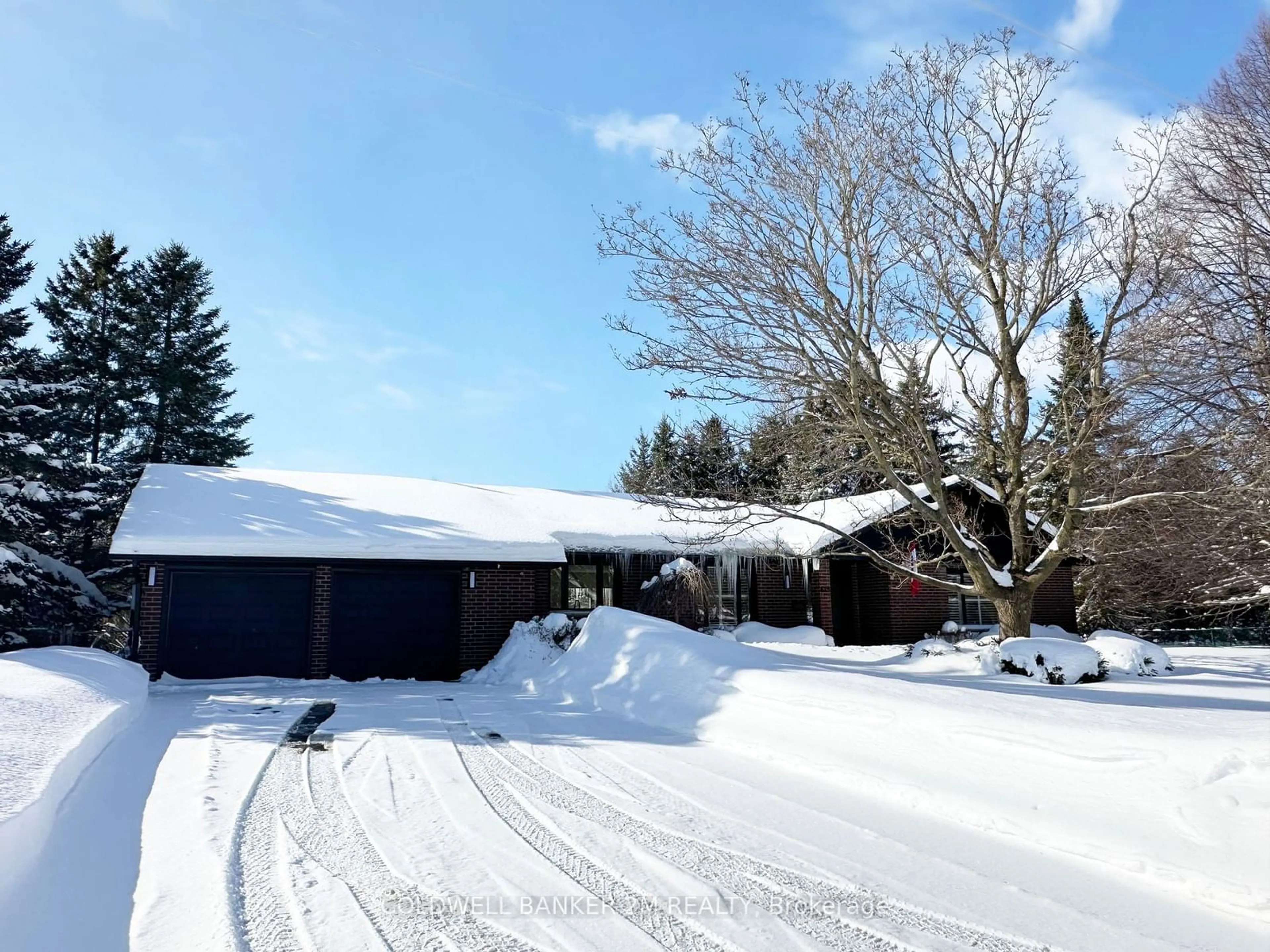 A pic from outside/outdoor area/front of a property/back of a property/a pic from drone, street for 619 Alma St, Scugog Ontario L9L 1C5