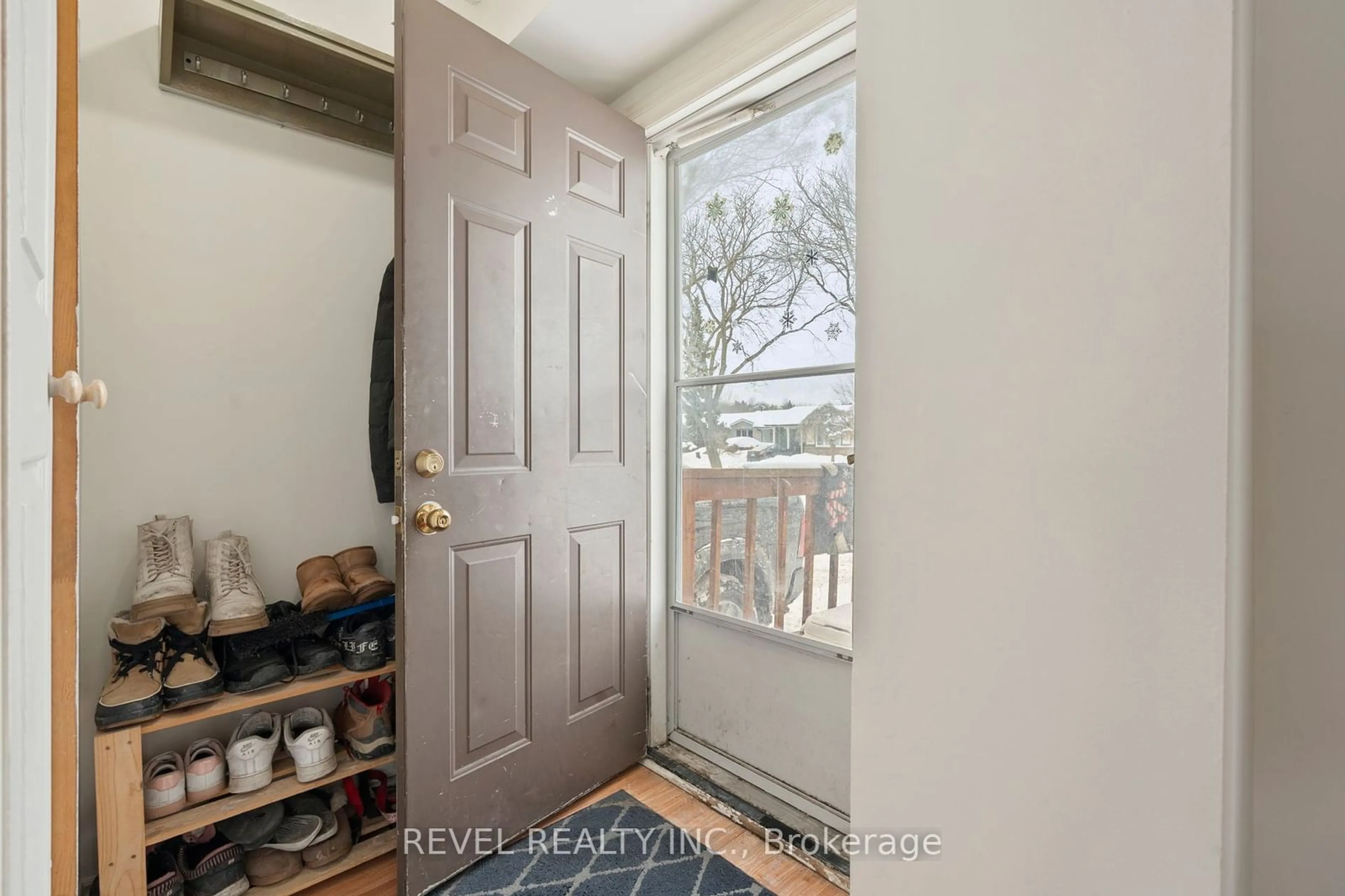 Indoor entryway for 859 Derry Crt, Oshawa Ontario L1J 6X8