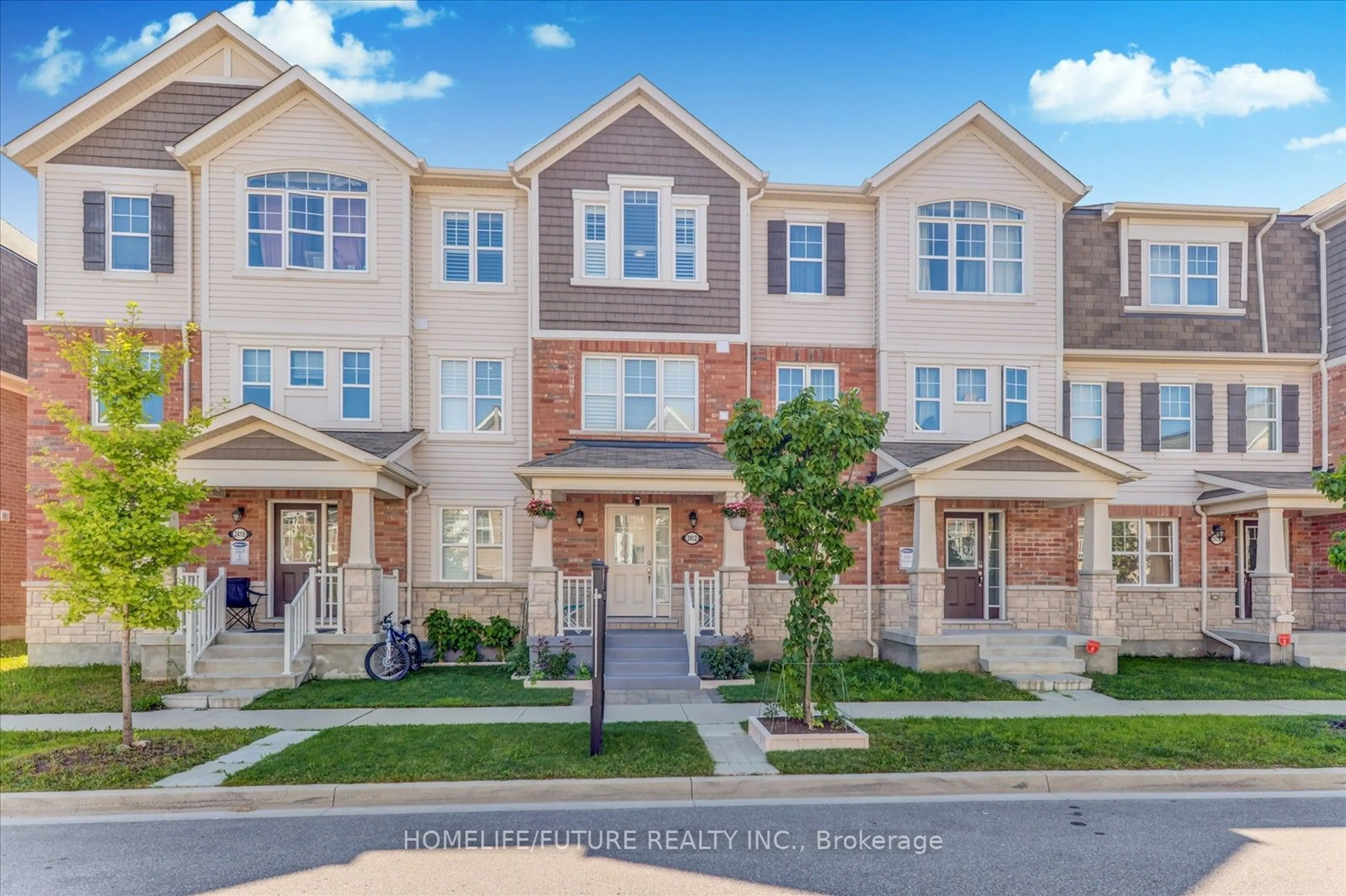 A pic from outside/outdoor area/front of a property/back of a property/a pic from drone, street for 2412 Fall Harvest Cres, Pickering Ontario L1X 0G2