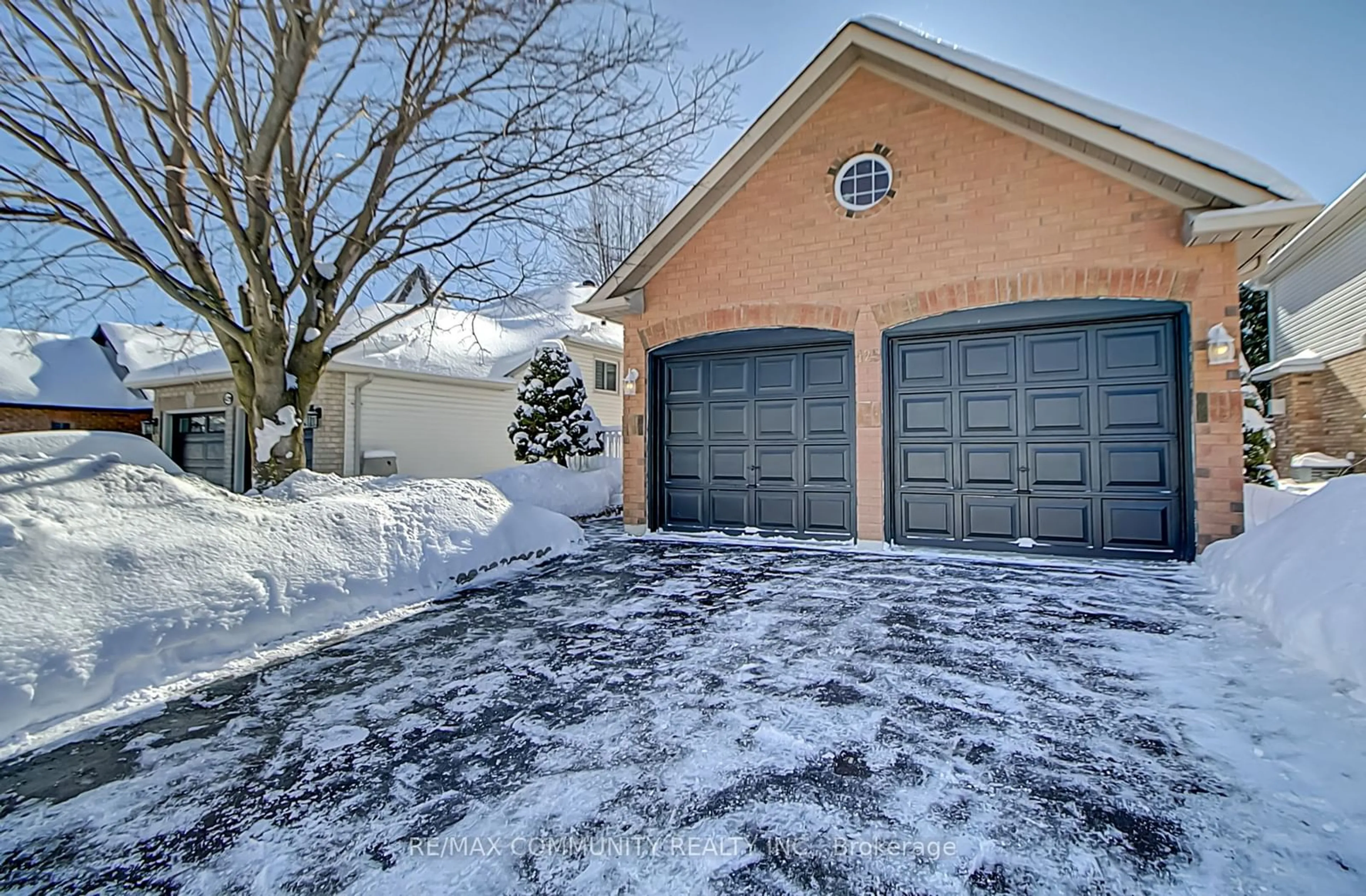 Indoor garage for 425 Elmwood Crt, Oshawa Ontario L1G 7X8