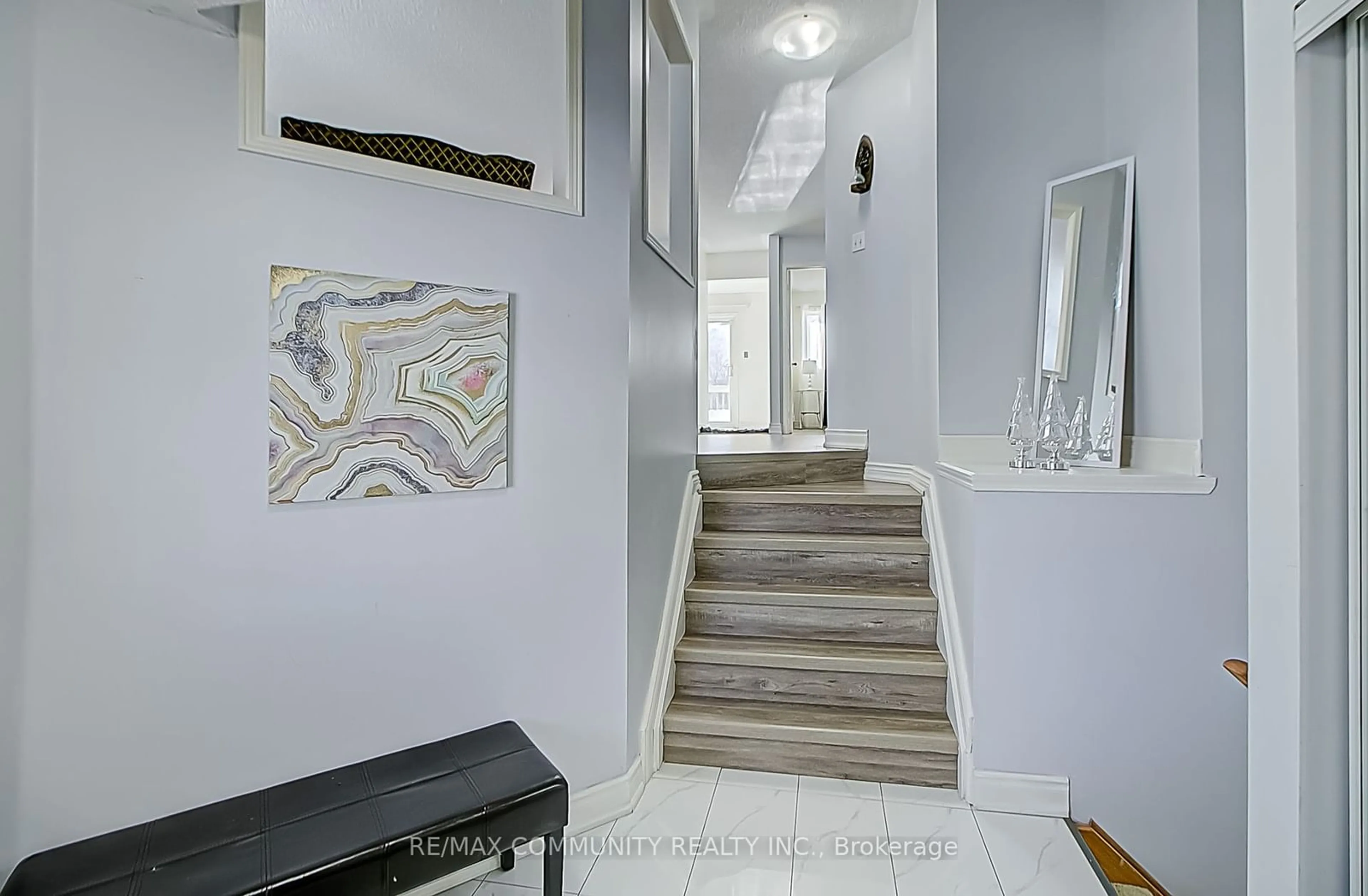 Indoor entryway for 425 Elmwood Crt, Oshawa Ontario L1G 7X8