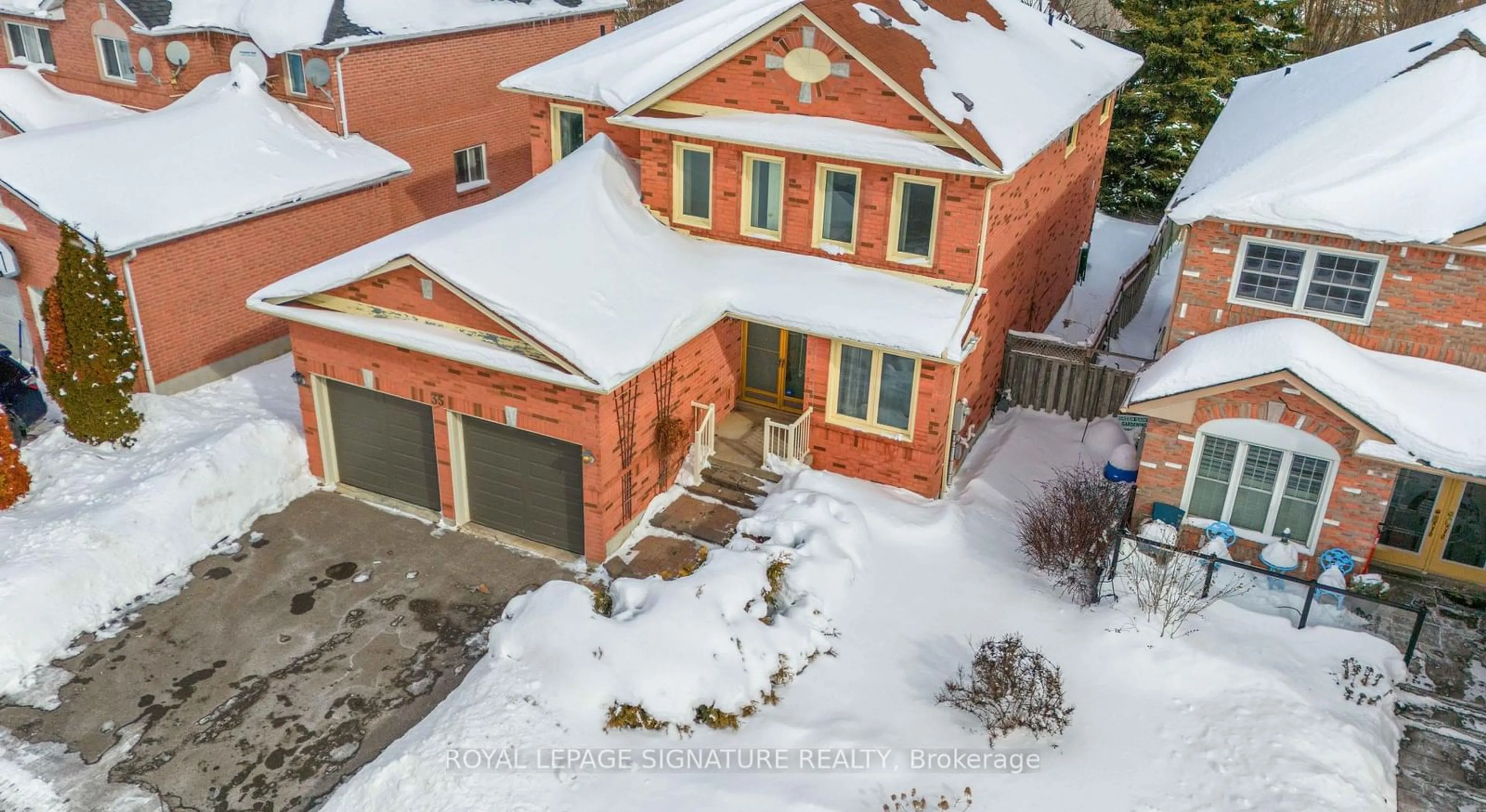 A pic from outside/outdoor area/front of a property/back of a property/a pic from drone, street for 35 Valleywood Dr, Whitby Ontario L1R 2J6