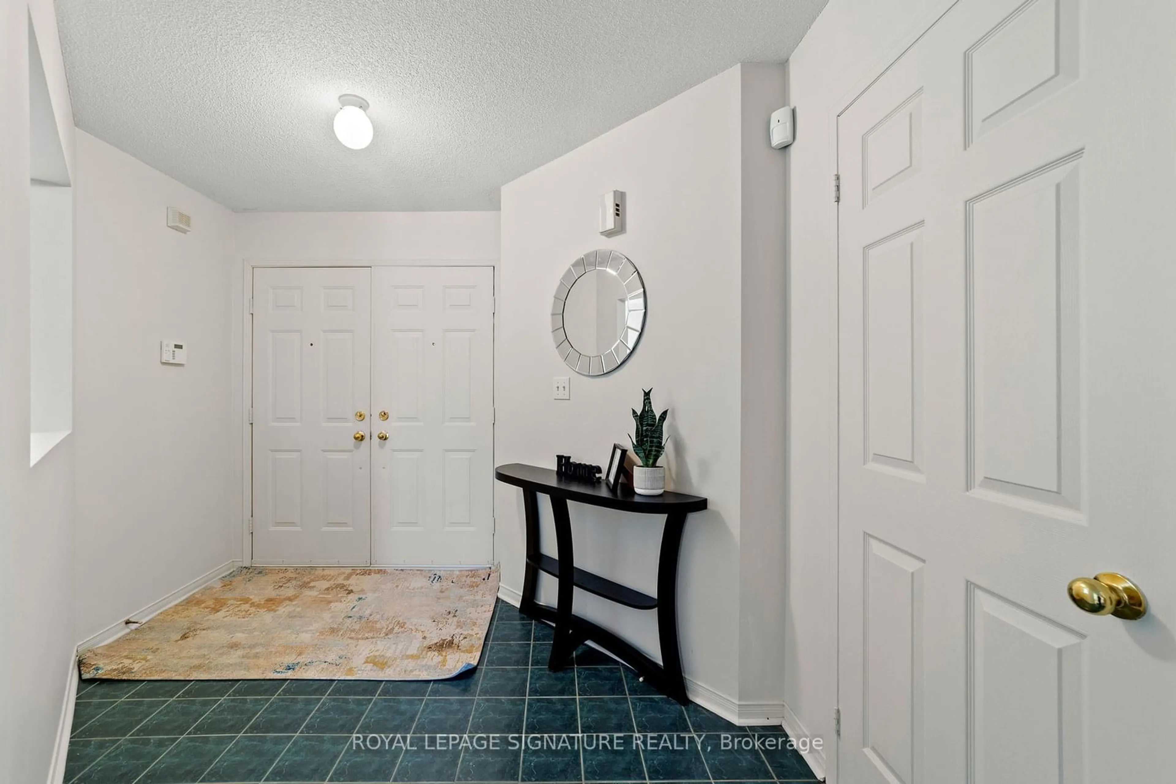 Indoor entryway for 35 Valleywood Dr, Whitby Ontario L1R 2J6