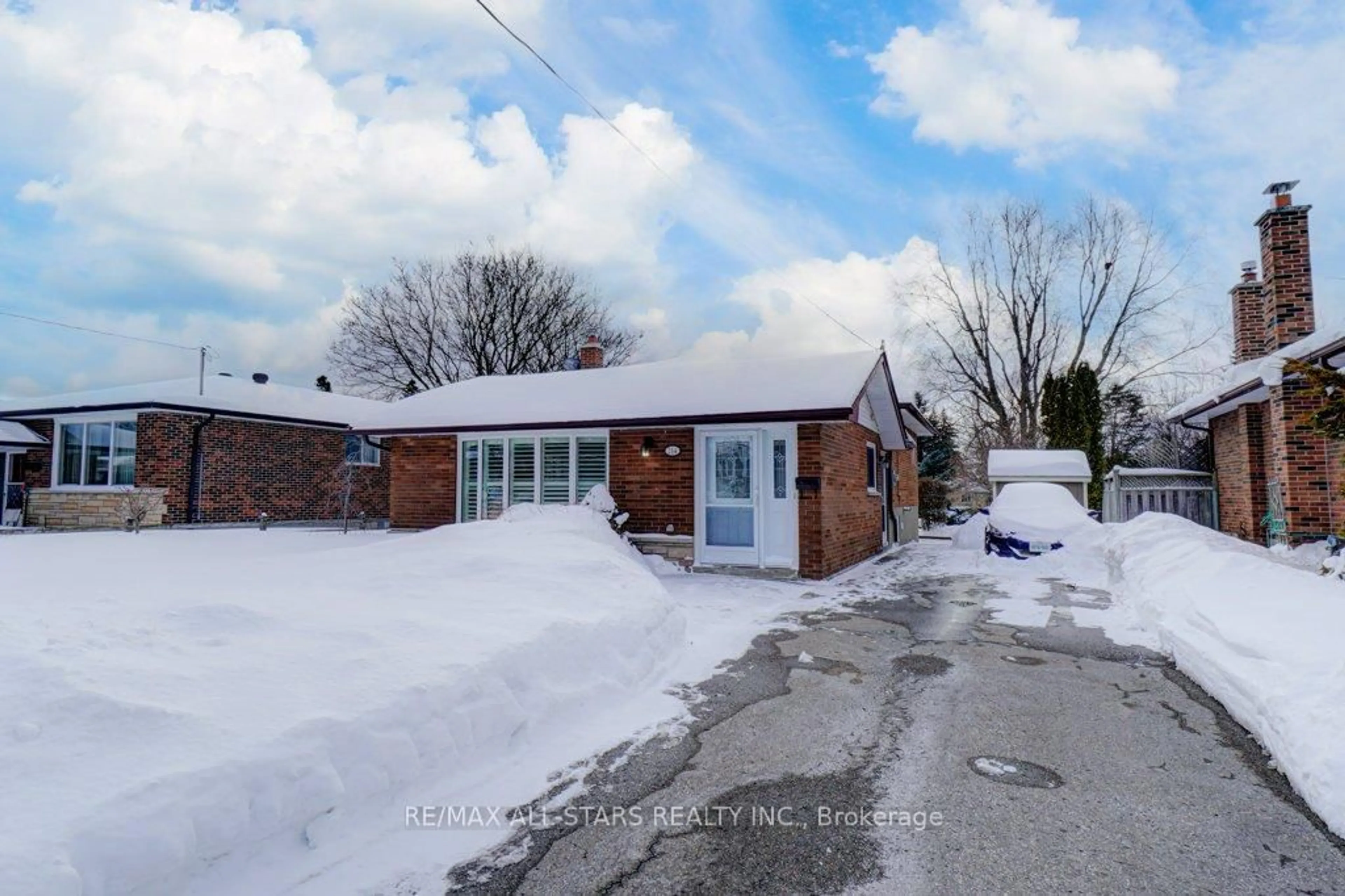 A pic from outside/outdoor area/front of a property/back of a property/a pic from drone, street for 214 Bowman Ave, Whitby Ontario L1N 3T8