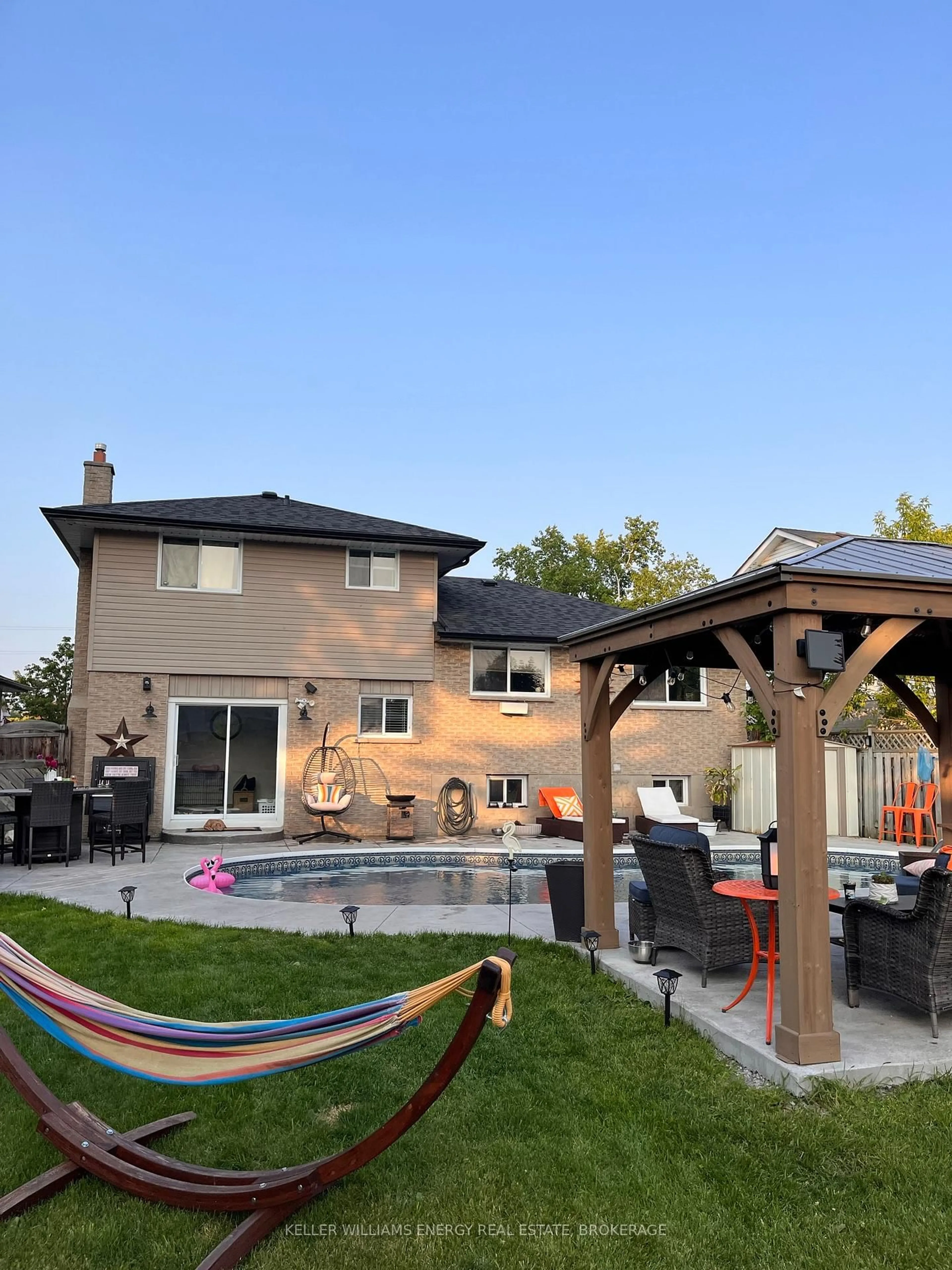 Patio, street for 860 Carnaby Cres, Oshawa Ontario L1G 2Y8