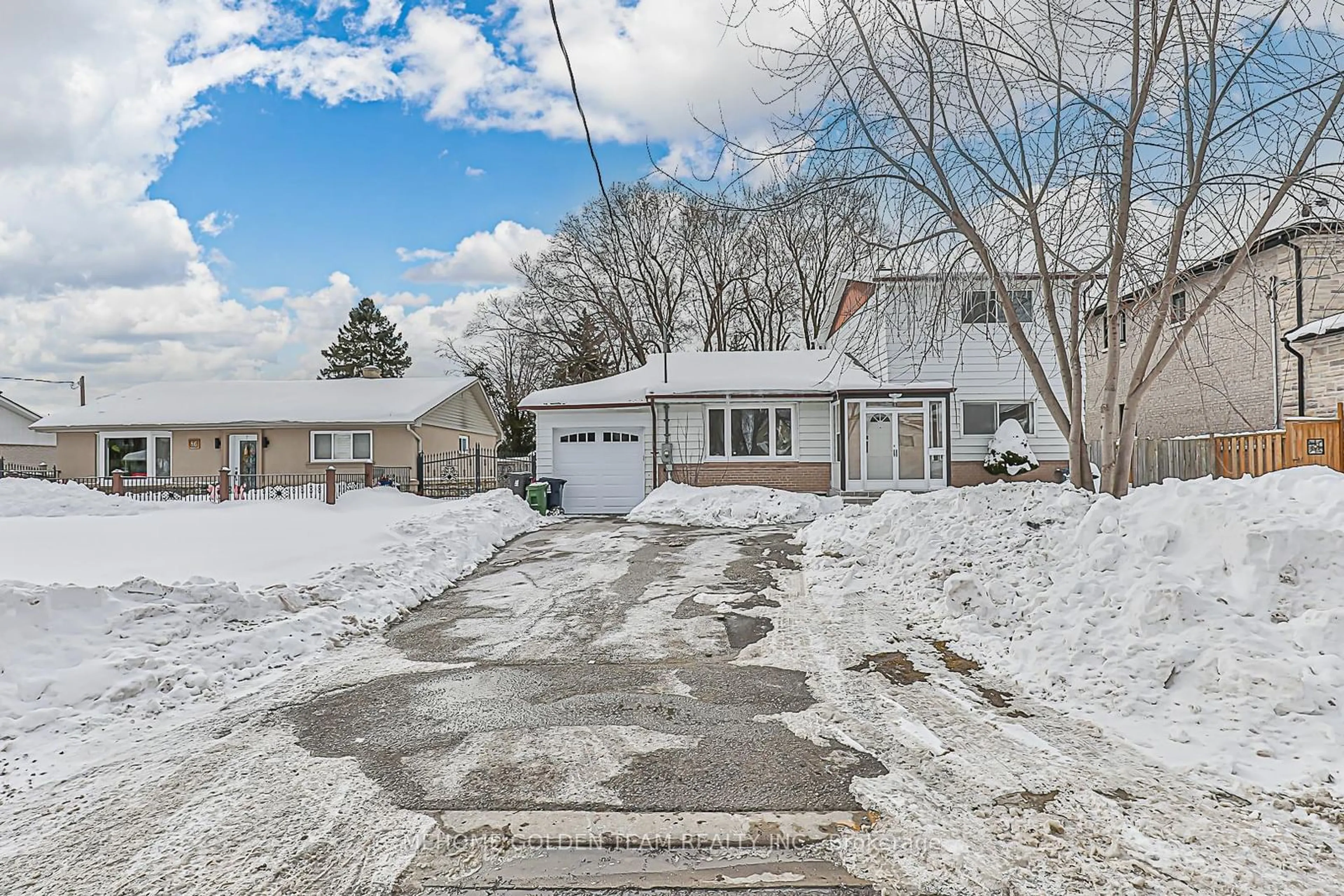 A pic from outside/outdoor area/front of a property/back of a property/a pic from drone, street for 88 Castle Hill Dr, Toronto Ontario M1T 2Y5