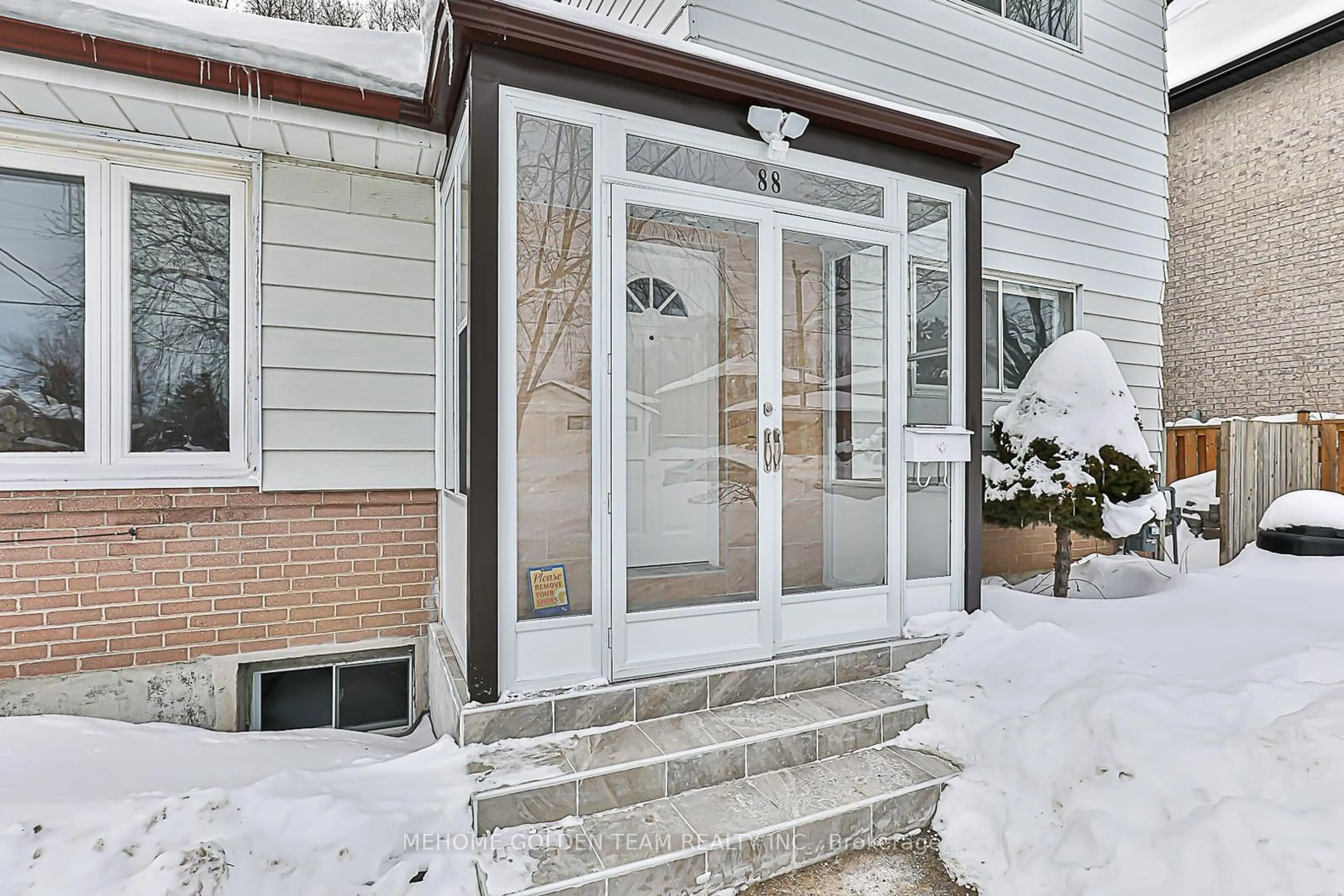 Indoor entryway for 88 Castle Hill Dr, Toronto Ontario M1T 2Y5