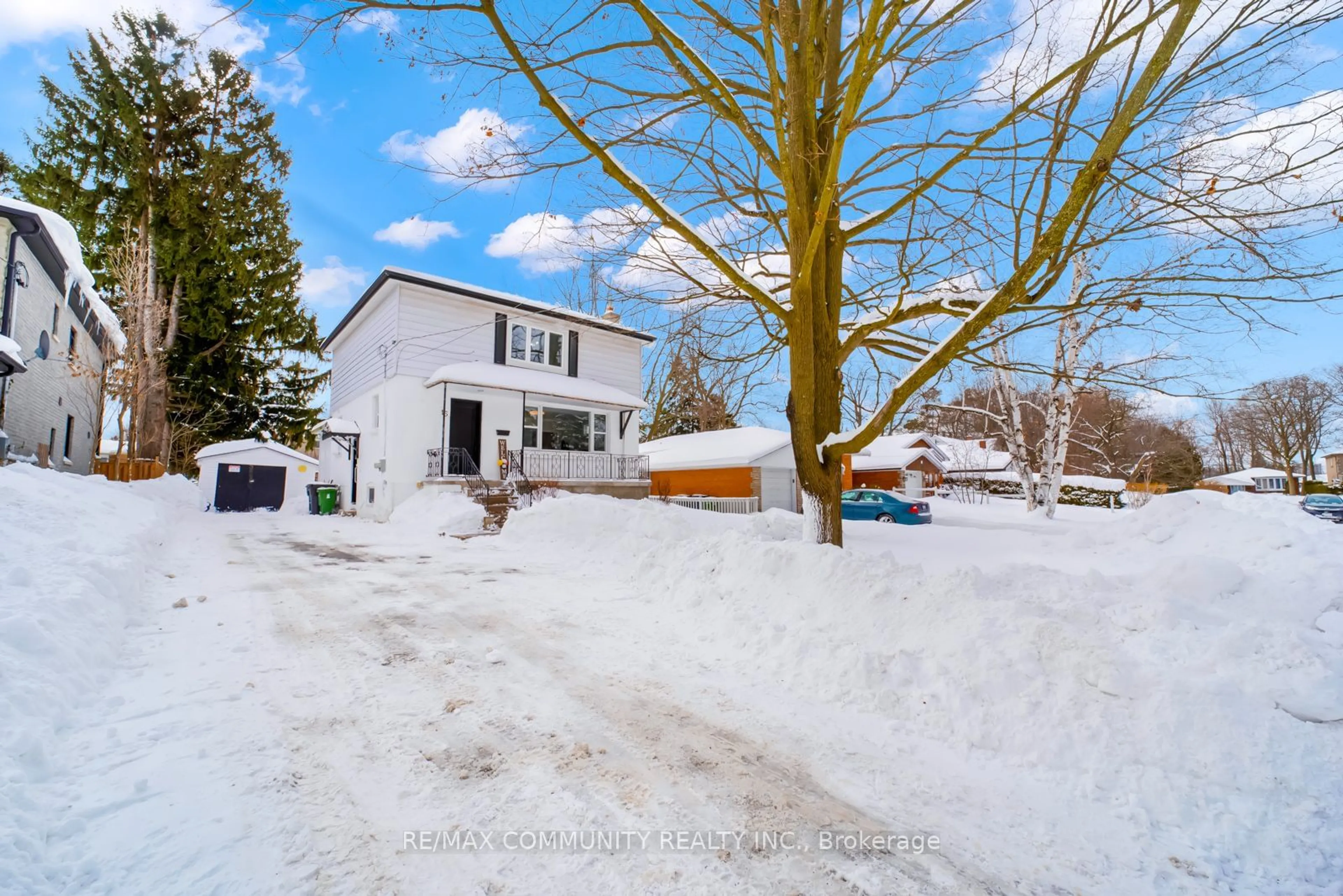 A pic from outside/outdoor area/front of a property/back of a property/a pic from drone, street for 15 Cree Ave, Toronto Ontario M1M 1Z3