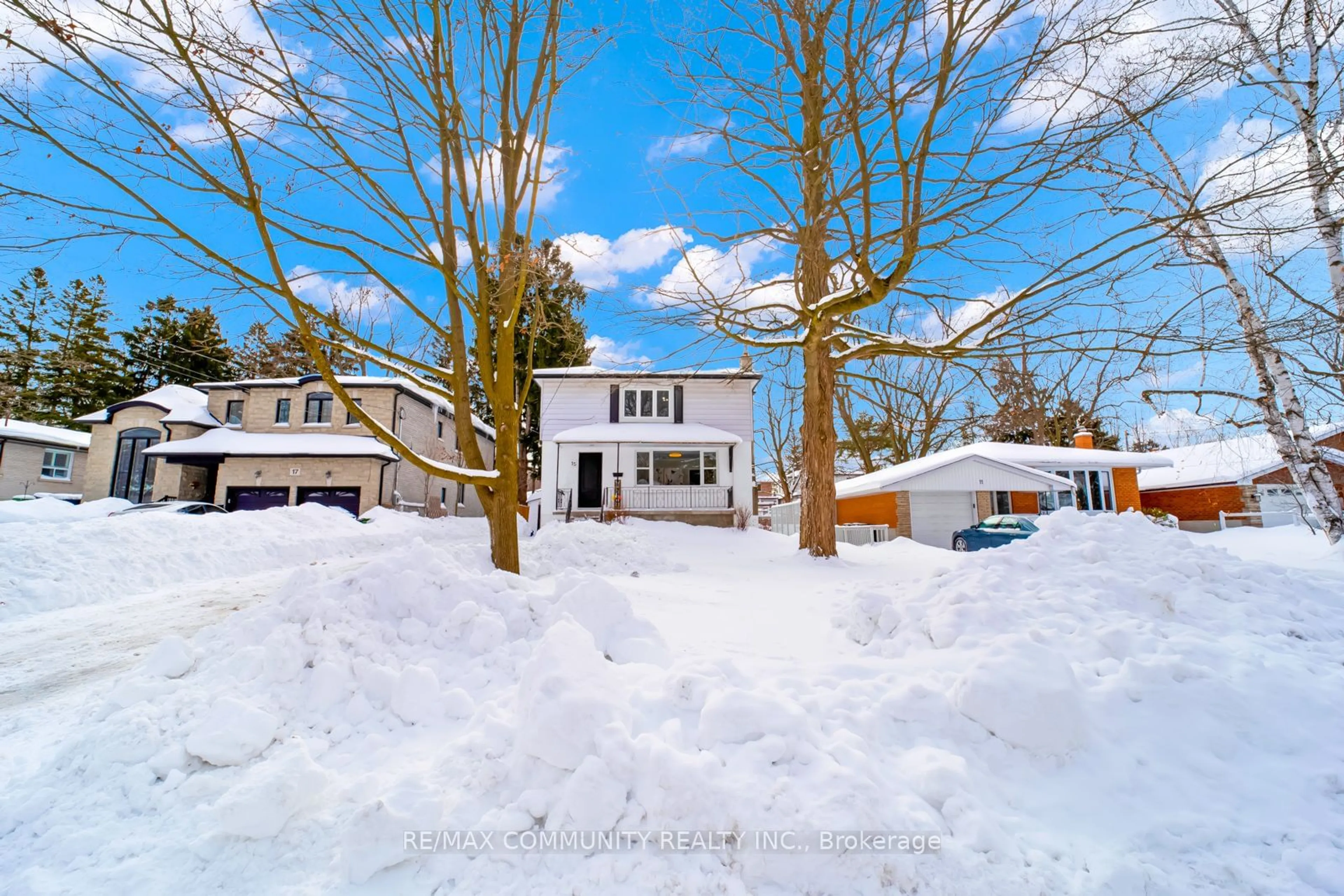 A pic from outside/outdoor area/front of a property/back of a property/a pic from drone, street for 15 Cree Ave, Toronto Ontario M1M 1Z3