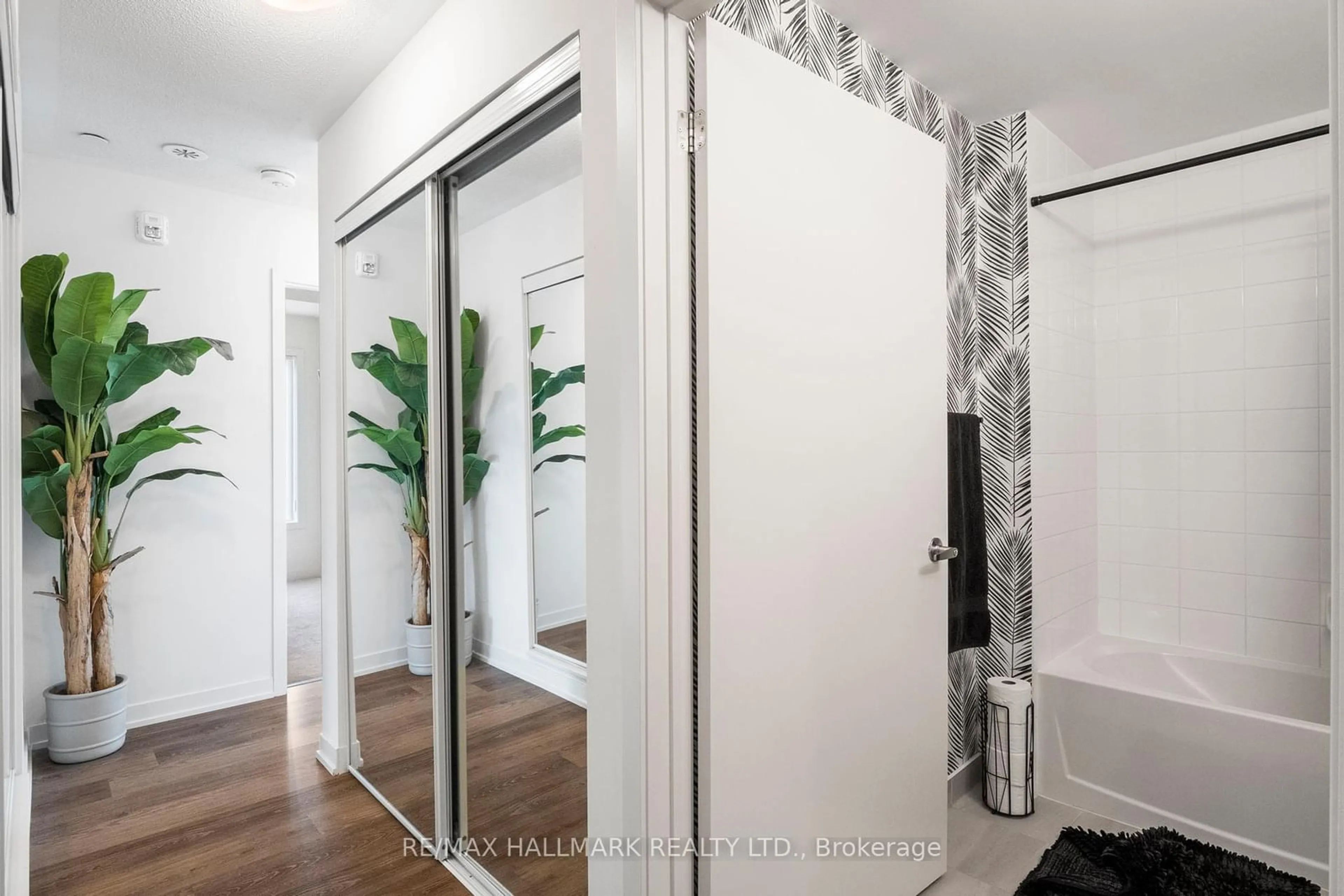 Indoor entryway for 5155 Sheppard Ave #305, Toronto Ontario M1B 0C8