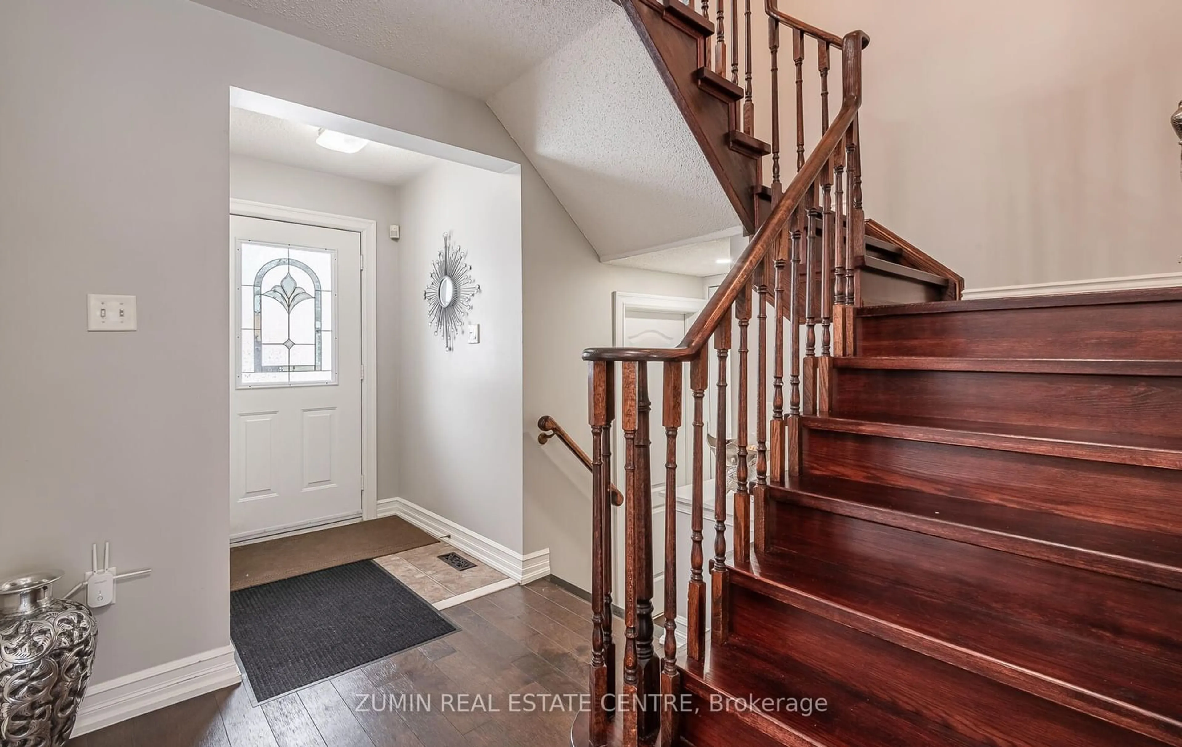 Indoor entryway for 15 Sabbe Cres, Ajax Ontario L1T 4E2