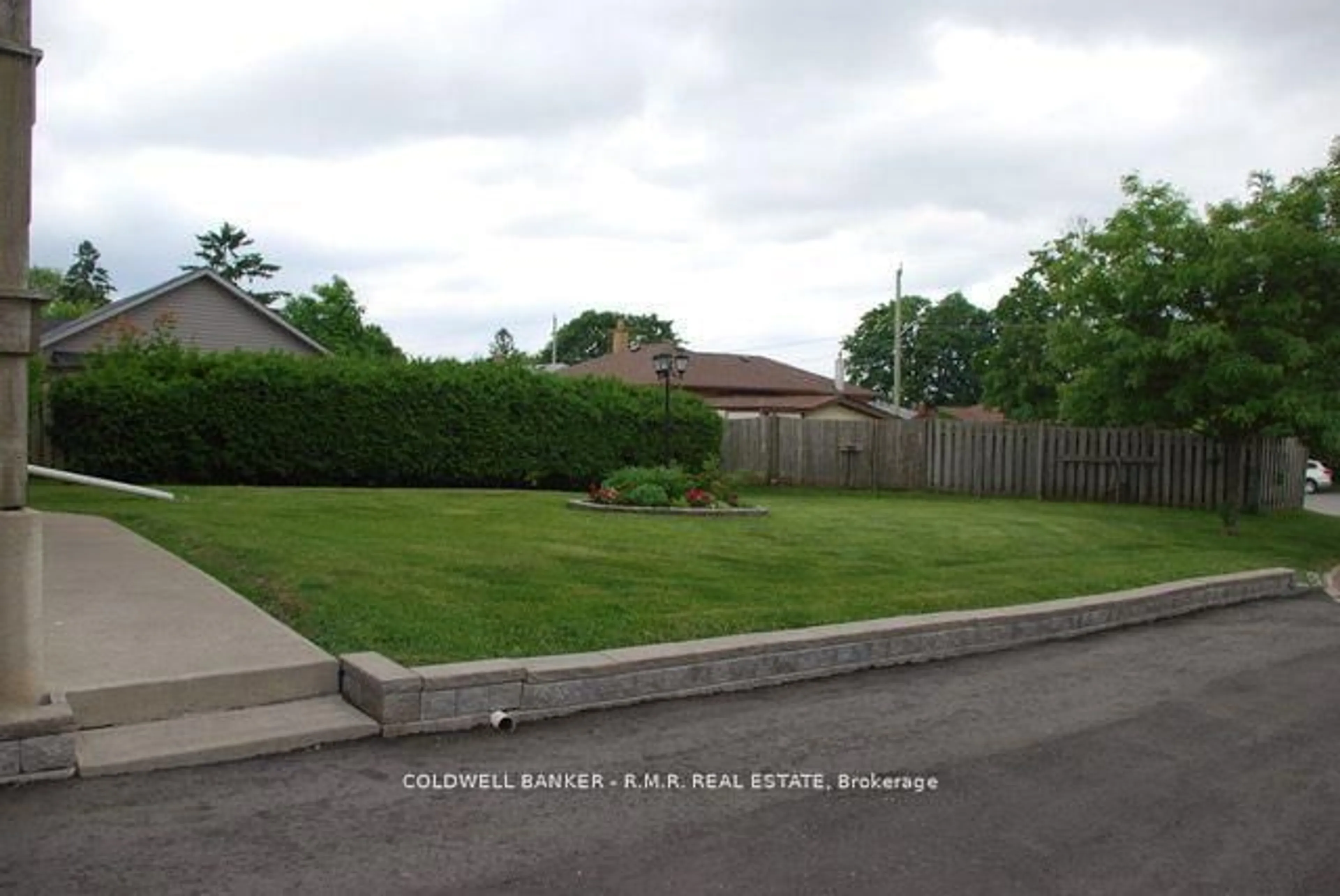 A pic from outside/outdoor area/front of a property/back of a property/a pic from drone, street for 439 Austen Crt, Oshawa Ontario L1H 6K7