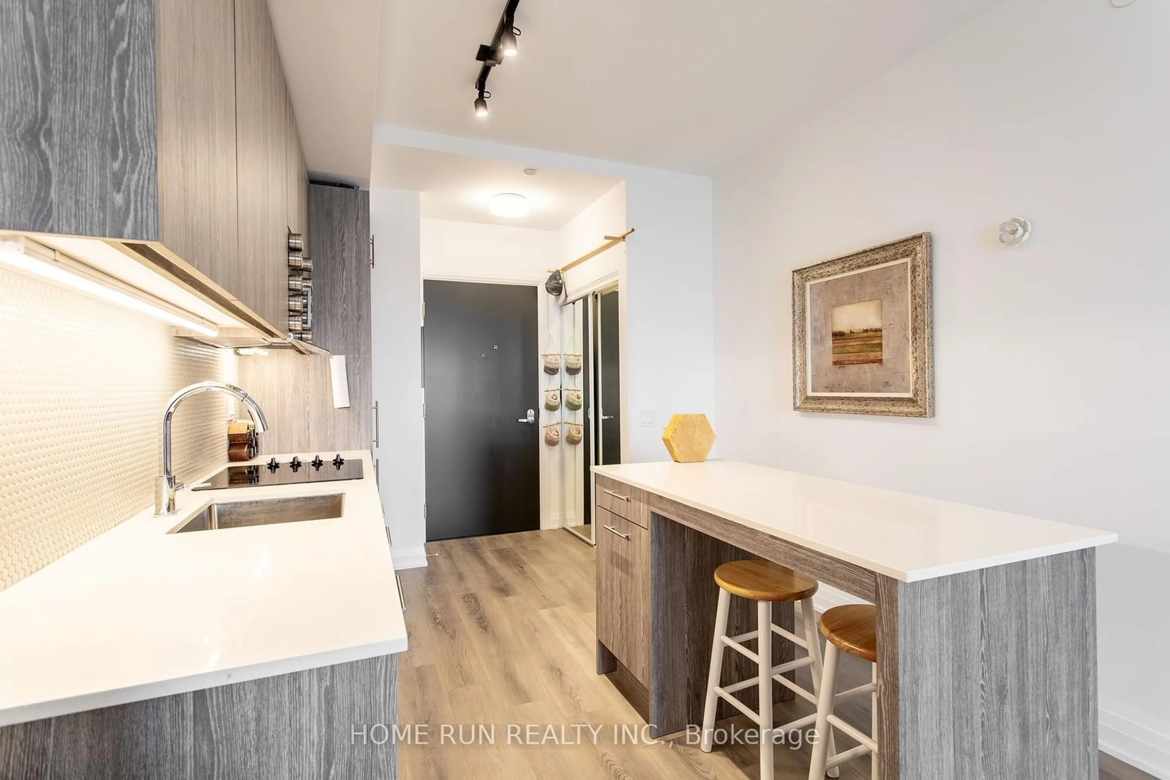 Open concept kitchen, wood/laminate floor for 286 Main St #613, Toronto Ontario M4C 0B3