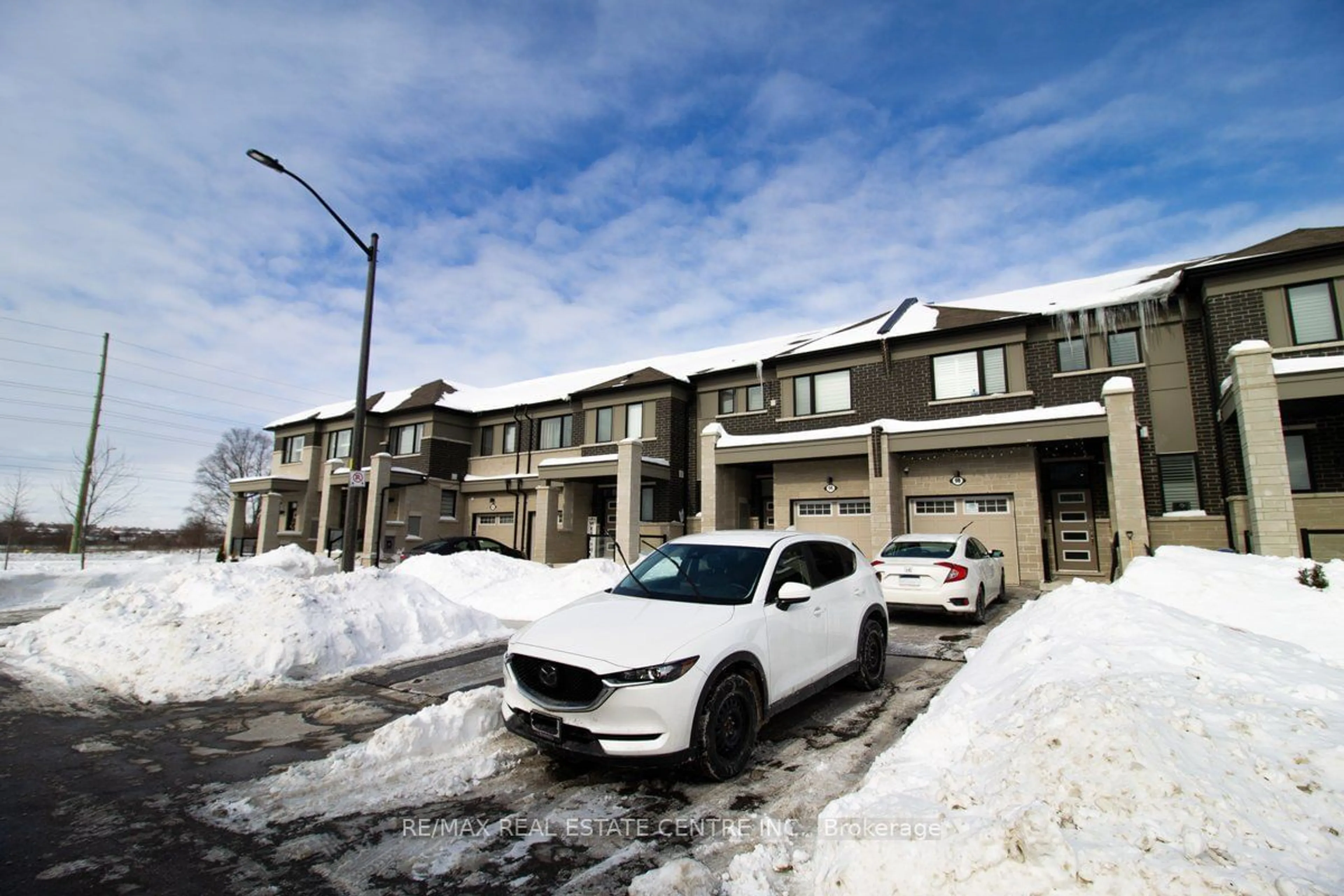 A pic from outside/outdoor area/front of a property/back of a property/a pic from drone, street for 98 Lockyer Dr, Whitby Ontario L1P 0M3