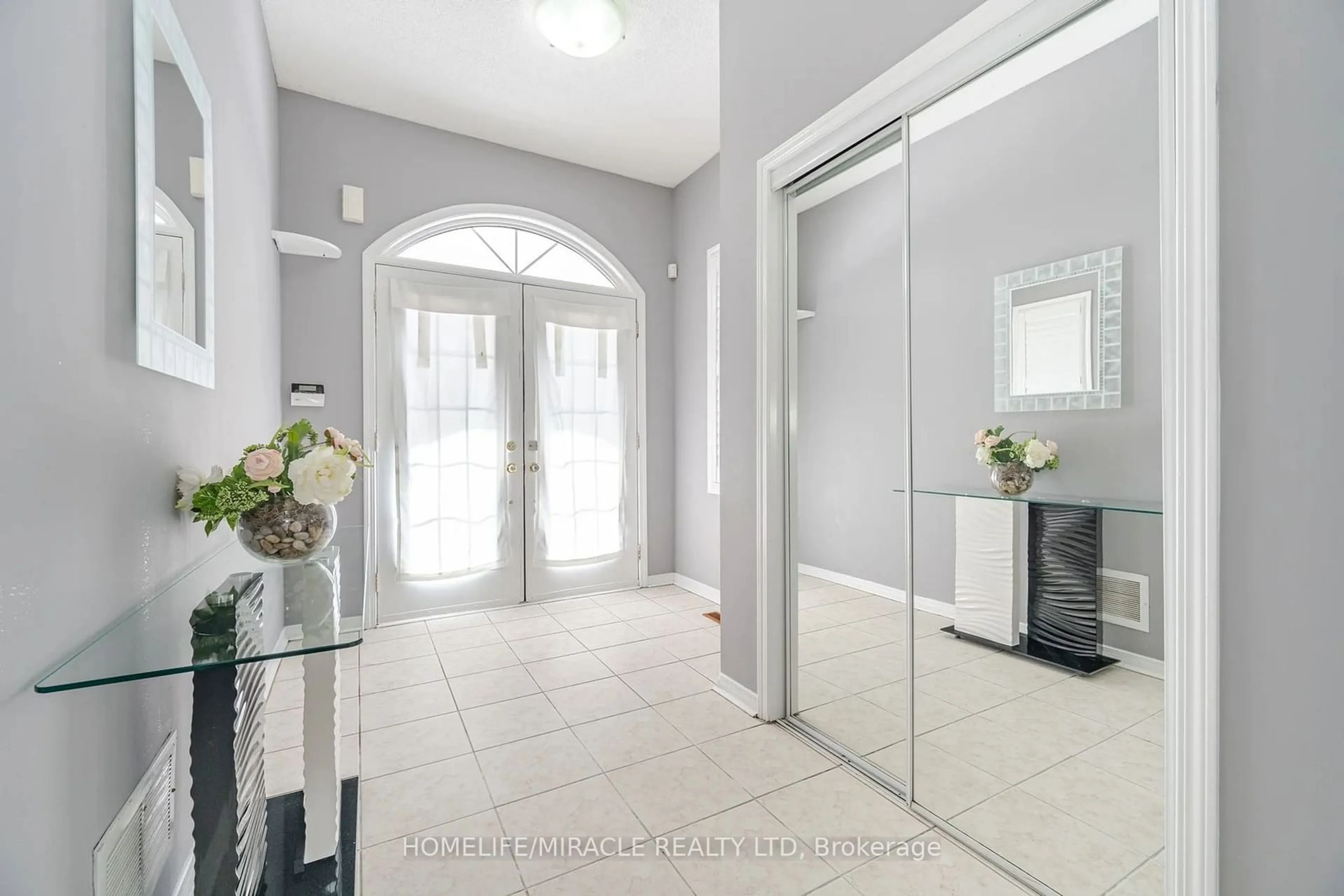 Indoor foyer for 58 Misty Hills Tr, Toronto Ontario M1X 2C4