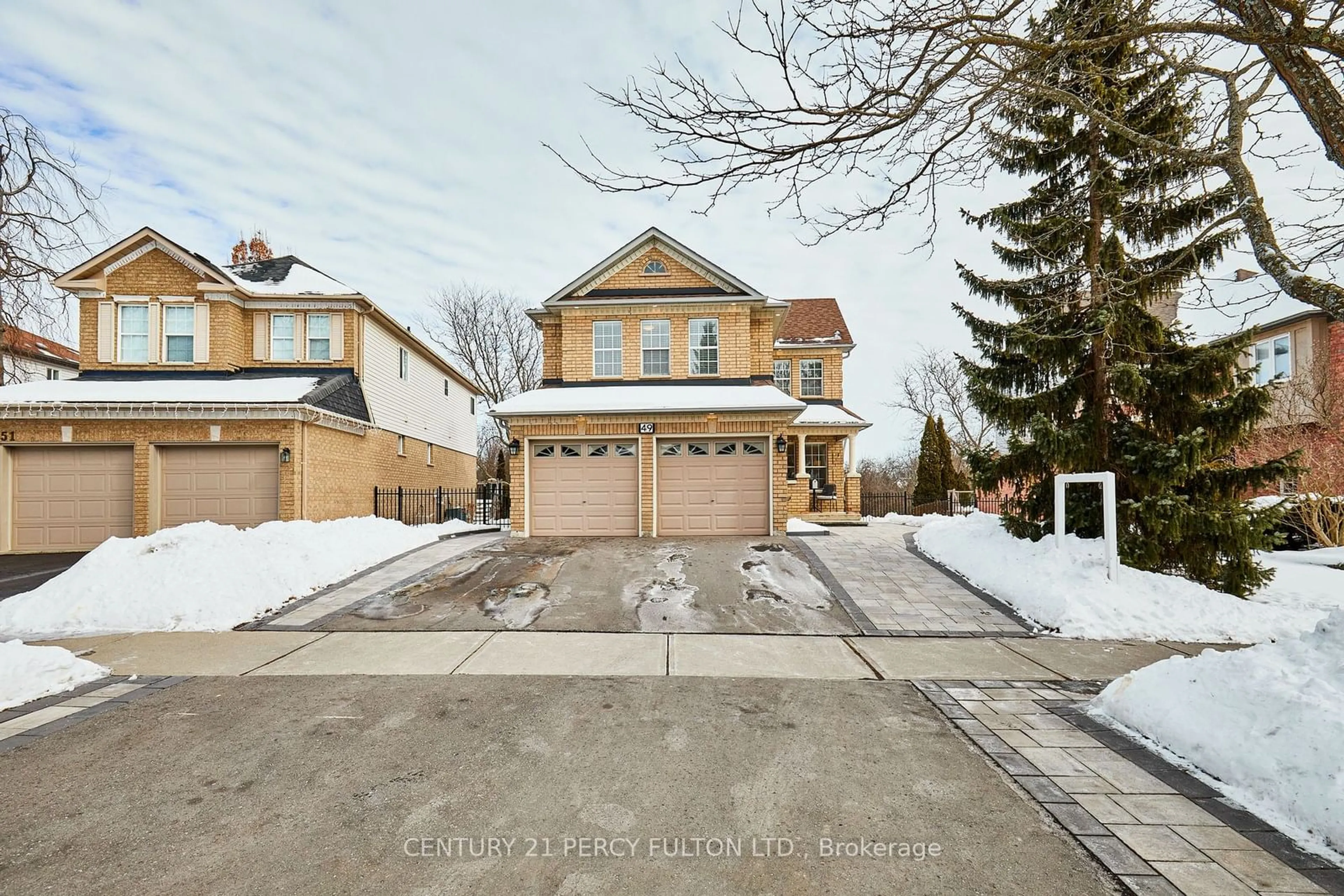 A pic from outside/outdoor area/front of a property/back of a property/a pic from drone, street for 49 Wetherburn Dr, Whitby Ontario L1P 1M7