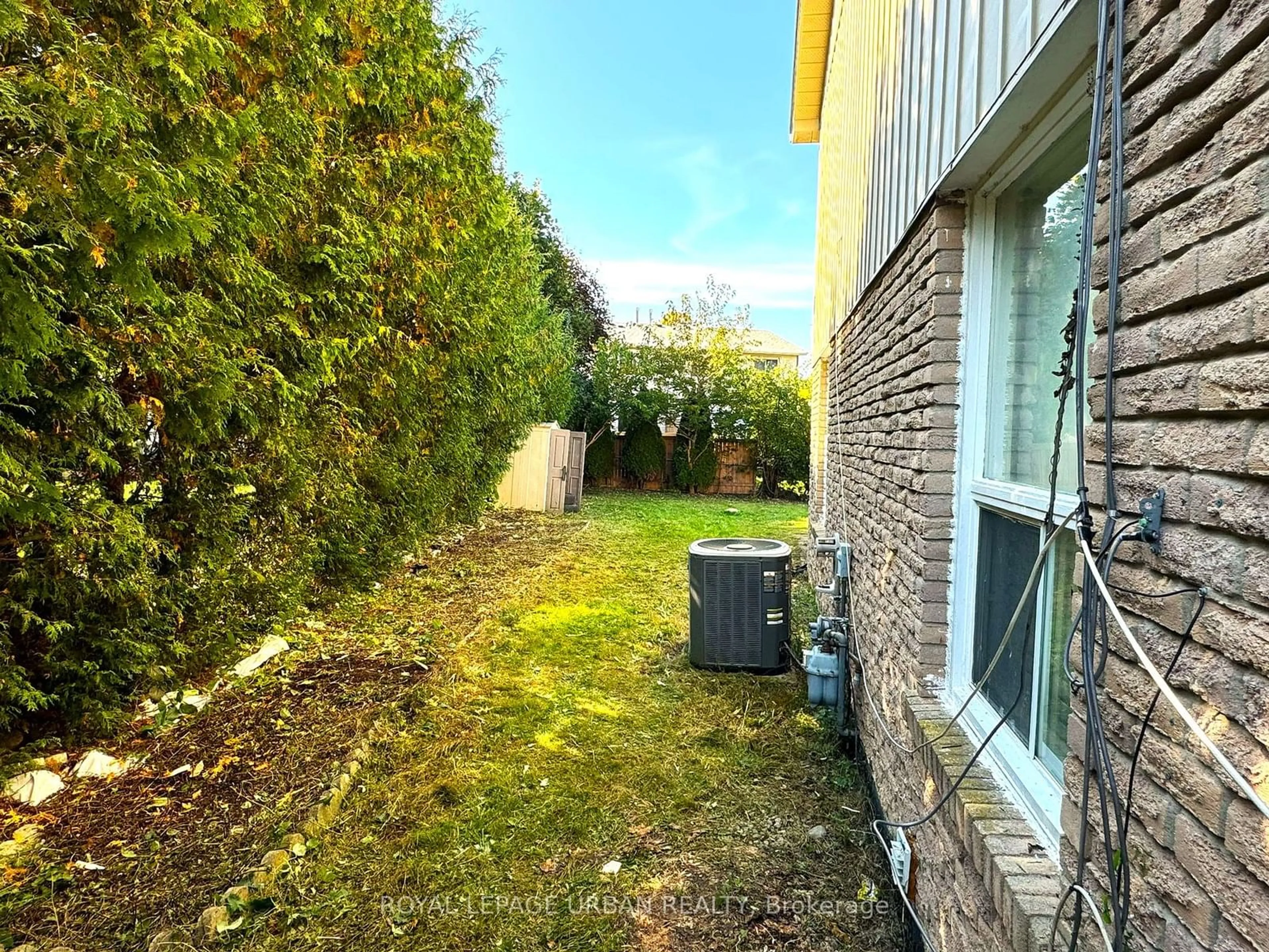 A pic from outside/outdoor area/front of a property/back of a property/a pic from drone, street for 347 Braymore Blvd, Toronto Ontario M1B 2W6