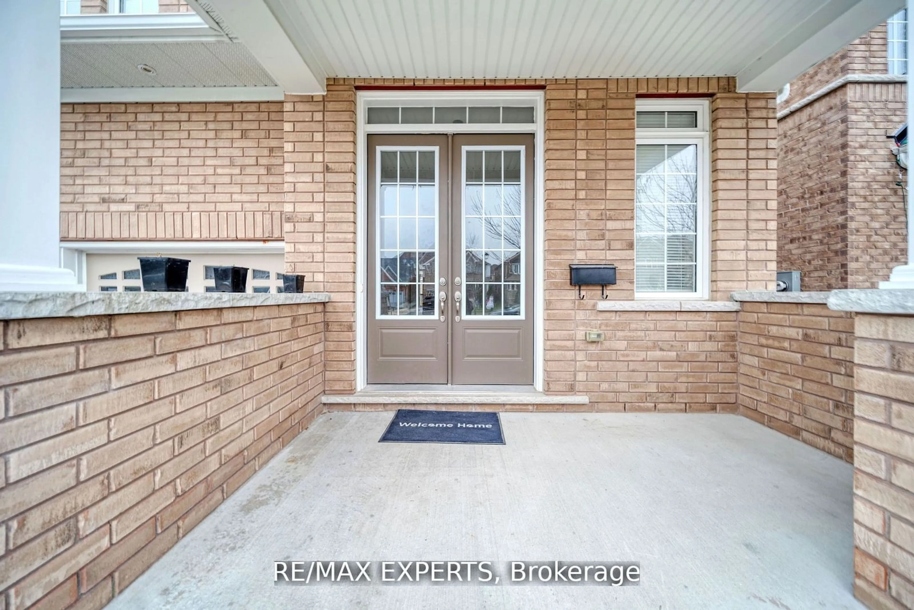 Indoor entryway for 1812 Grandview St, Oshawa Ontario L1K 0Y2