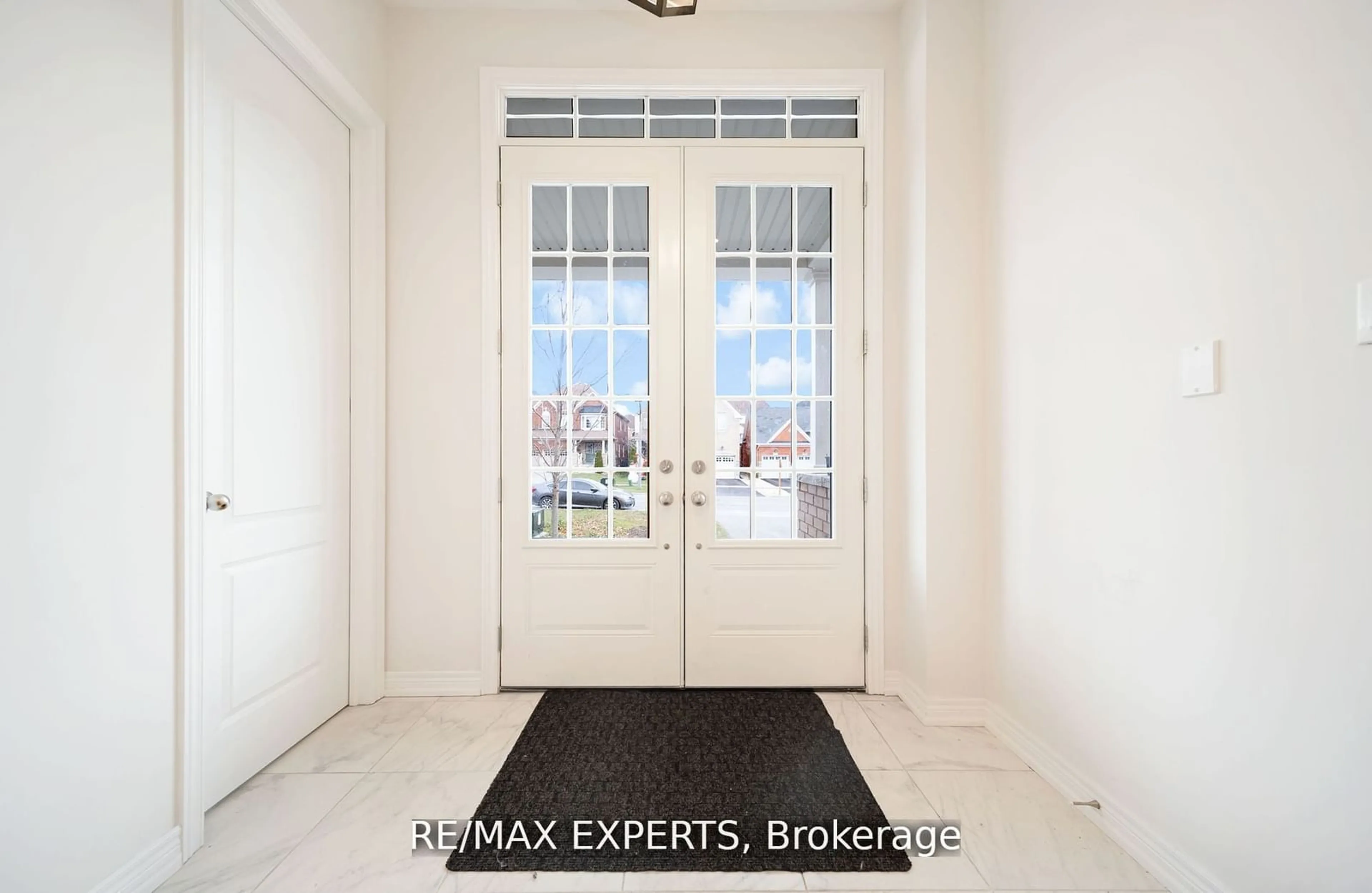 Indoor entryway for 1812 Grandview St, Oshawa Ontario L1K 0Y2