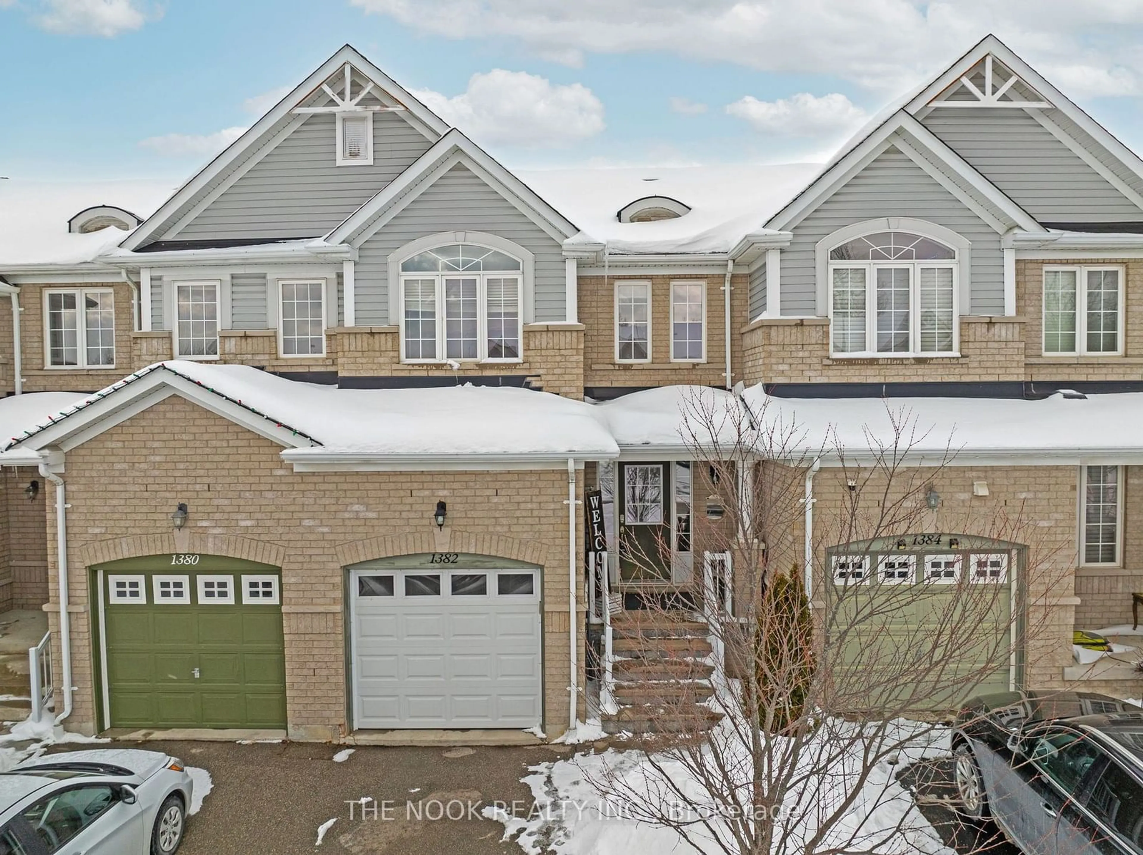 A pic from outside/outdoor area/front of a property/back of a property/a pic from drone, street for 1382 Glaspell Cres, Oshawa Ontario L1K 0M5