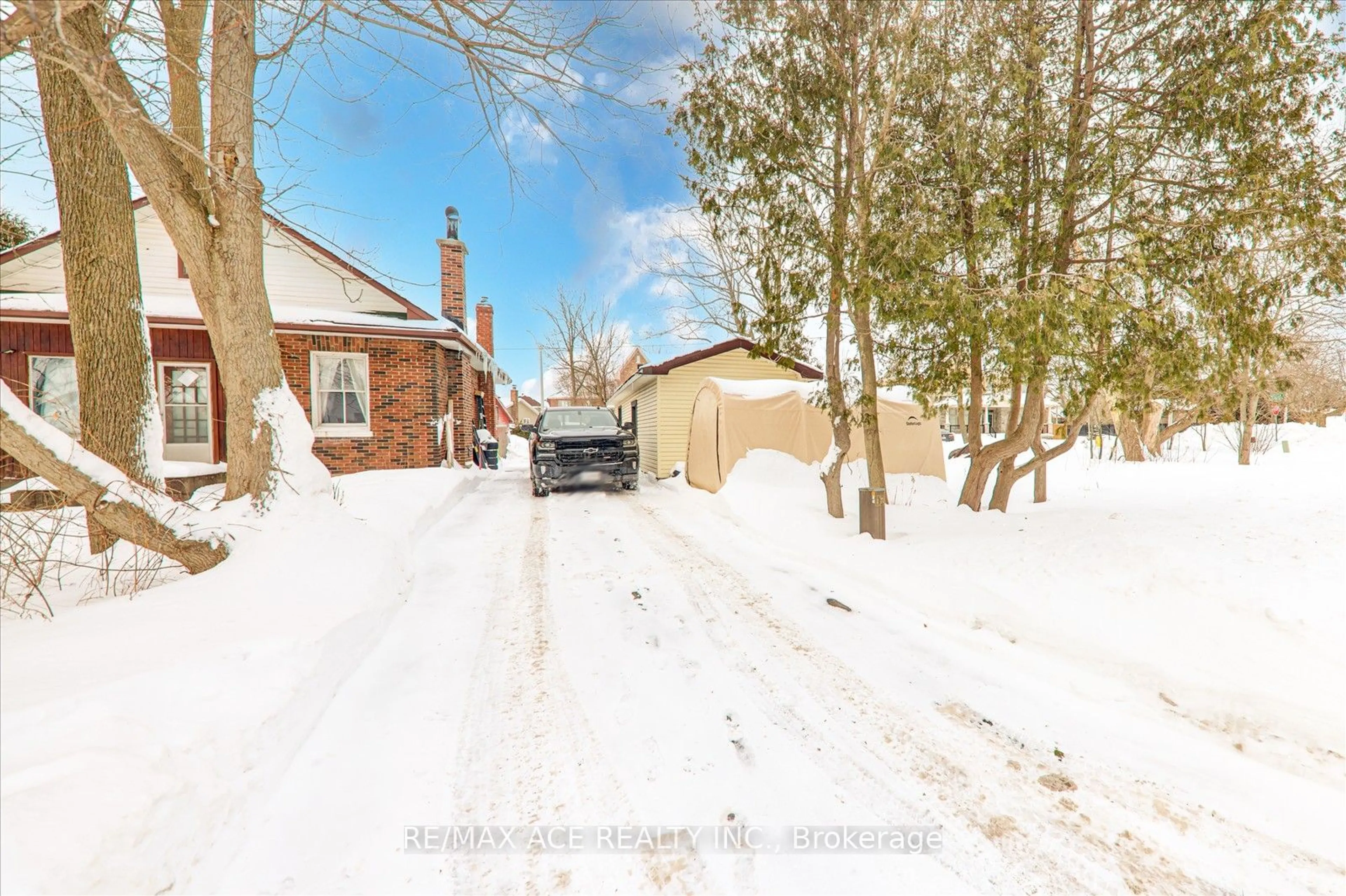 A pic from outside/outdoor area/front of a property/back of a property/a pic from drone, street for 304 West Scugog Lane, Clarington Ontario L1C 3K2