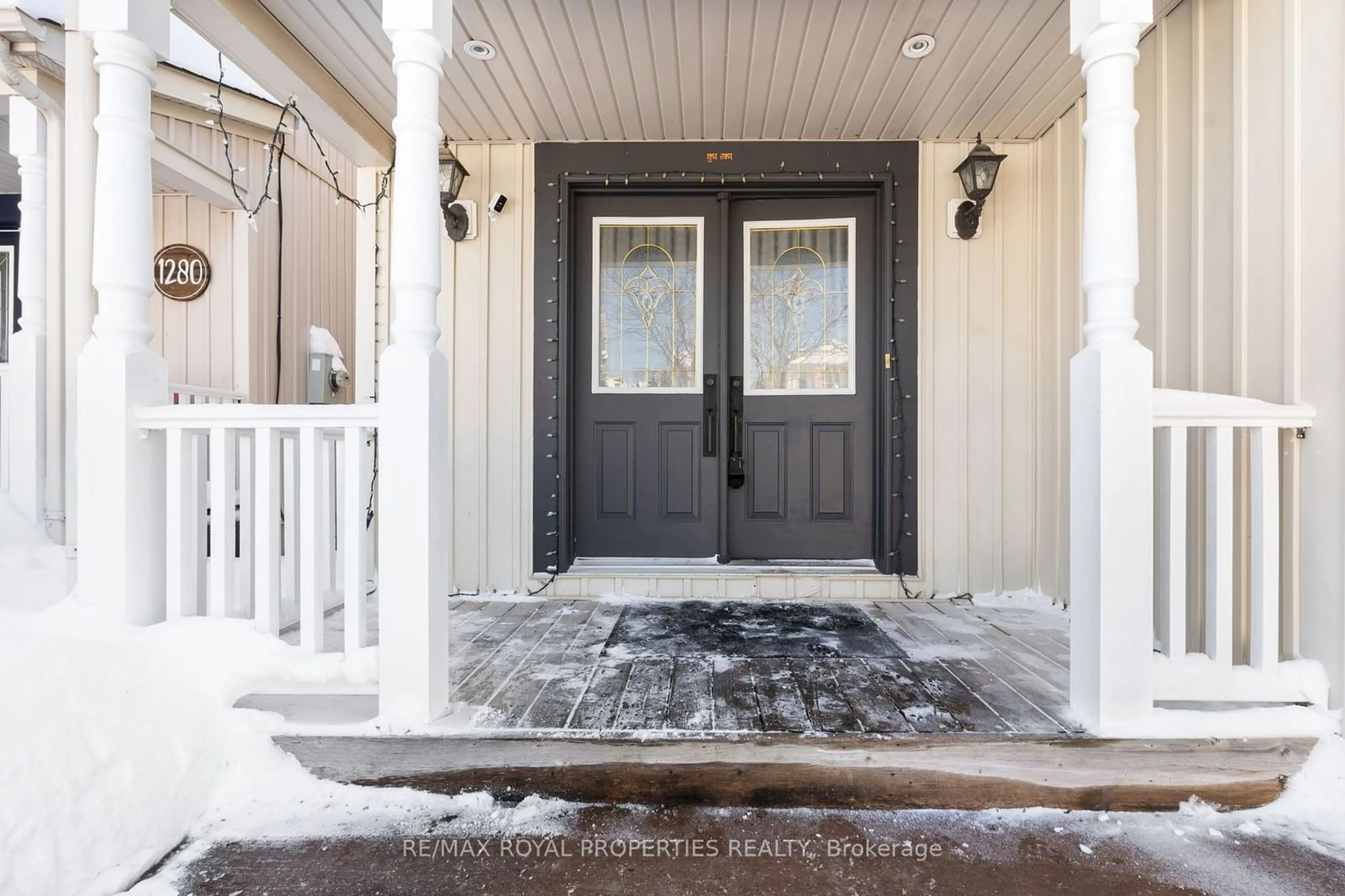 Indoor entryway for 1284 Ashgrove Cres, Oshawa Ontario L1K 3A6